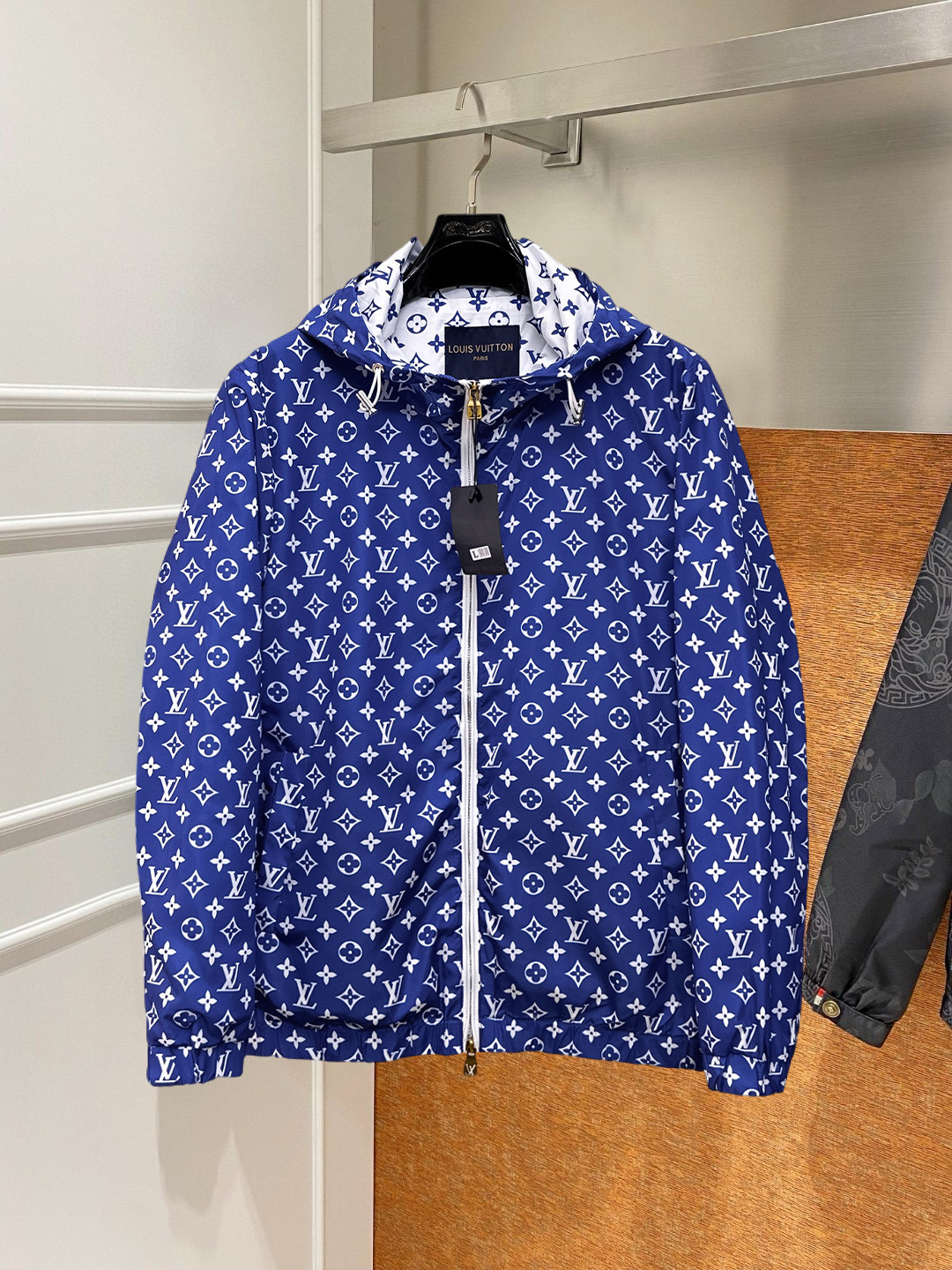 NO:746846,LV 2026 spring new jacket, the new product on the show is in perfect condition, comfortable and warm, complete with three labels, full and attractive color, very outstanding design, easily upgrades the fashion sense, extremely elegant and rigorous workmanship, neat and meticulous wiring!  A masterpiece from a famous designer!  The upper body does not look bloated and is super handsome!  Available size M ~ XXXL,,louis vuitton,jackets & coats,jackets & coats,19860909LV 2026开春新款夹克外套,秀场新品品相非常完美,舒适保暖,三标齐全色泽饱满诱人,非常出彩的设计,轻松将时髦感进阶,做工极为考究严谨,走线工整细致！大牌设计师巨作！上身不显臃肿、超级帅气！现货码数M ～ XXXL,,louis vuitton,jackets & coats,jackets & coats,,Men's clothing