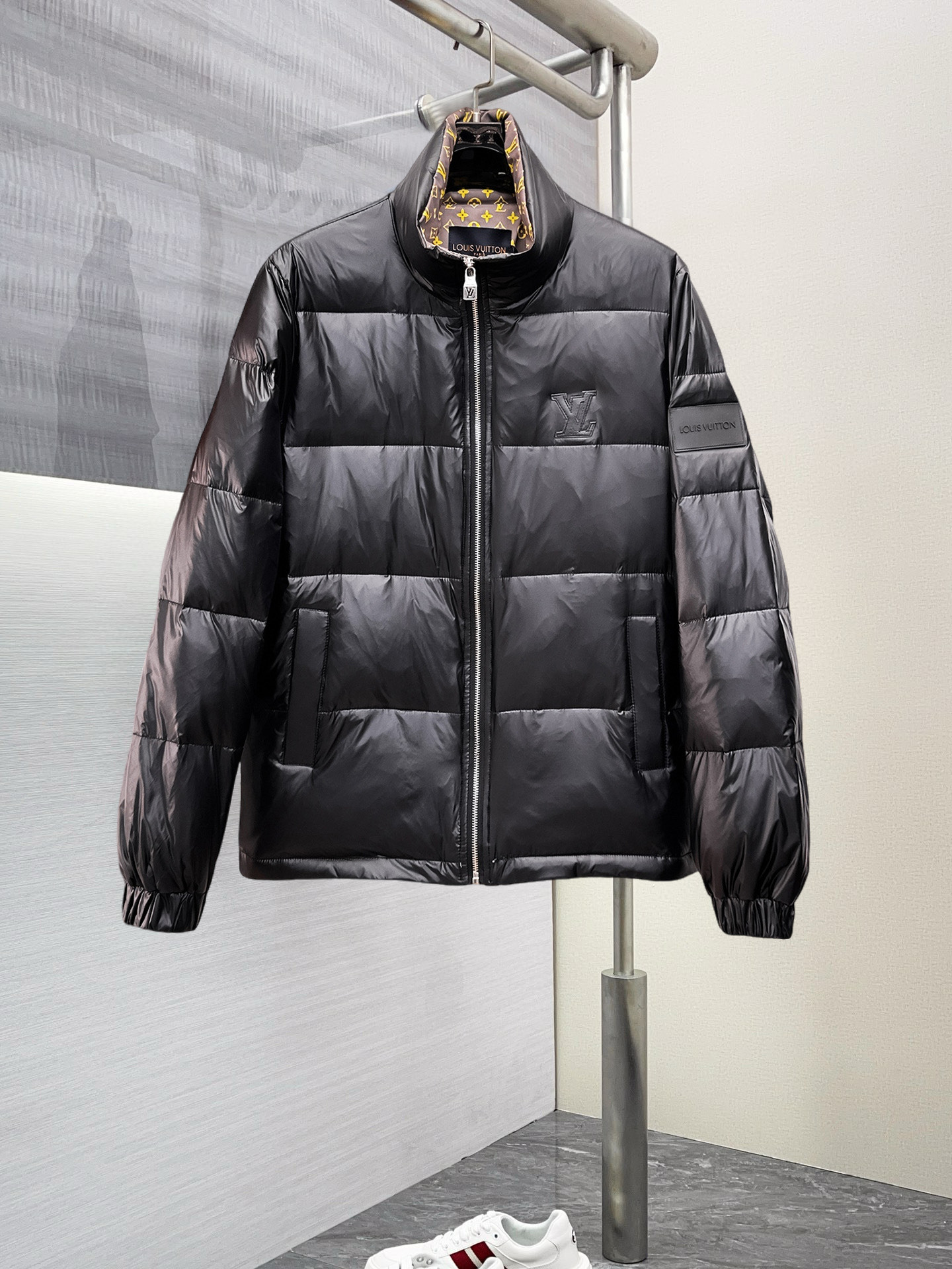 NO:703132,Supporting exchange after the end of the year, LV’s new autumn and winter down jacket is known as the most expensive down jacket in the world, all 90 down. With a classic logo combination, it is full of visual impact at first sight. It has better thermal insulation performance, is light and not heavy, and has good loft recovery after compression, and it can gather heat and lock in temperature!  Personalized color matching design, fresh and energetic!  There are too many versions circulating in the market. In addition to the different fabrics and workmanship, the biggest difference is that the filling is not goose down at all but feather silk or velvet, etc., and it is not easy to distinguish for those who don’t understand. In addition, the fabrics and workmanship are definitely not of the same level. In short, look for us and you will never go astray. All the exclusive full colors are purchased from genuine development. If you understand the quality of our down jackets, you can safely recommend it with your eyes closed. The three standards are complete!  Uniform series for men and women!  Size M-3XL. Maximum wear capacity is 200 pounds, Louis Vuitton, down jacket,19860909支持年后退换, LV 秋冬新款羽绒服.这款号称羽绒服届最贵的,全部90绒的.带着经典的Logo组合搭配,第一眼看到就是满满的视觉冲击,保暖性能更出色,轻便不厚重,且压缩后的蓬松度恢复性好,聚热锁温！个性的拼色设计,清新有活力！市面流通的版本实在太多了,除了面料做工不同外,最大的区别就是填充物根本不是鹅绒而是羽丝或手感绒等等,而不懂的根本不容易区分.另外面料和做工也绝对不是一个级别,总之认准我们,让你绝对不跑偏,独家全色全部购入正版开发,懂我们家羽绒服质量的,完全可以放心闭眼推.三标齐全！男女同款系列！码数M-3XL.最大穿到200斤,,louis vuitton,down jacket,,Men's clothing