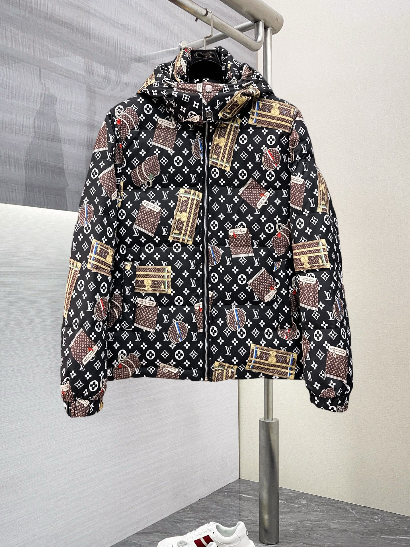 NO:703135,Supporting exchange after the end of the year, LV’s new autumn and winter down jacket is known as the most expensive down jacket in the world, all 90 down. With a classic logo combination, it is full of visual impact at first sight. It has better thermal insulation performance, is light and not heavy, and has good loft recovery after compression, and it can gather heat and lock in temperature!  Personalized color matching design, fresh and energetic!  There are too many versions circulating in the market. In addition to the different fabrics and workmanship, the biggest difference is that the filling is not goose down at all but feather silk or velvet, etc., and it is not easy to distinguish for those who don’t understand. In addition, the fabrics and workmanship are definitely not of the same level. In short, look for us and you will never go astray. All the exclusive full colors are purchased from genuine development. If you understand the quality of our down jackets, you can safely recommend it with your eyes closed. The three standards are complete!  Uniform series for men and women!  Size M-3XL. Maximum wear capacity is 200 pounds, Louis Vuitton, down jacket,19860909支持年后退换, LV 秋冬新款羽绒服.这款号称羽绒服届最贵的,全部90绒的.带着经典的Logo组合搭配,第一眼看到就是满满的视觉冲击,保暖性能更出色,轻便不厚重,且压缩后的蓬松度恢复性好,聚热锁温！个性的拼色设计,清新有活力！市面流通的版本实在太多了,除了面料做工不同外,最大的区别就是填充物根本不是鹅绒而是羽丝或手感绒等等,而不懂的根本不容易区分.另外面料和做工也绝对不是一个级别,总之认准我们,让你绝对不跑偏,独家全色全部购入正版开发,懂我们家羽绒服质量的,完全可以放心闭眼推.三标齐全！男女同款系列！码数M-3XL.最大穿到200斤,,louis vuitton,down jacket,,Men's clothing