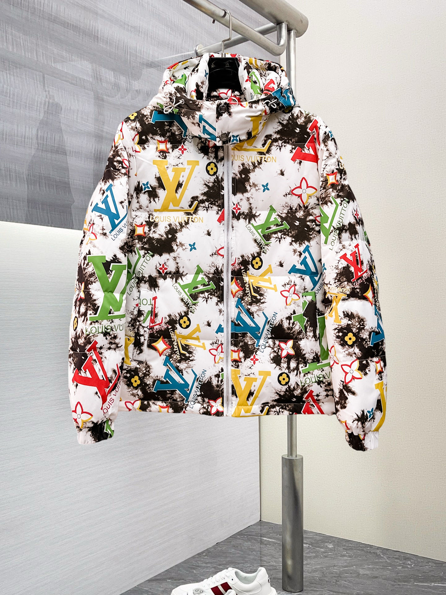 NO:703126,Supporting exchange after the end of the year, LV’s new autumn and winter down jacket is known as the most expensive down jacket in the world, all 90 down. With a classic logo combination, it is full of visual impact at first sight. It has better thermal insulation performance, is light and not heavy, and has good loft recovery after compression, and it can gather heat and lock in temperature!  Personalized color matching design, fresh and energetic!  There are too many versions circulating in the market. In addition to the different fabrics and workmanship, the biggest difference is that the filling is not goose down at all but feather silk or velvet, etc., and it is not easy to distinguish for those who don’t understand. In addition, the fabrics and workmanship are definitely not of the same level. In short, look for us and you will never go astray. All the exclusive full colors are purchased from genuine development. If you understand the quality of our down jackets, you can safely recommend it with your eyes closed. The three standards are complete!  Uniform series for men and women!  Size M-3XL. Maximum wear capacity is 200 pounds, Louis Vuitton, down jacket,19860909支持年后退换, LV 秋冬新款羽绒服.这款号称羽绒服届最贵的,全部90绒的.带着经典的Logo组合搭配,第一眼看到就是满满的视觉冲击,保暖性能更出色,轻便不厚重,且压缩后的蓬松度恢复性好,聚热锁温！个性的拼色设计,清新有活力！市面流通的版本实在太多了,除了面料做工不同外,最大的区别就是填充物根本不是鹅绒而是羽丝或手感绒等等,而不懂的根本不容易区分.另外面料和做工也绝对不是一个级别,总之认准我们,让你绝对不跑偏,独家全色全部购入正版开发,懂我们家羽绒服质量的,完全可以放心闭眼推.三标齐全！男女同款系列！码数M-3XL.最大穿到200斤,,louis vuitton,down jacket,,Men's clothing