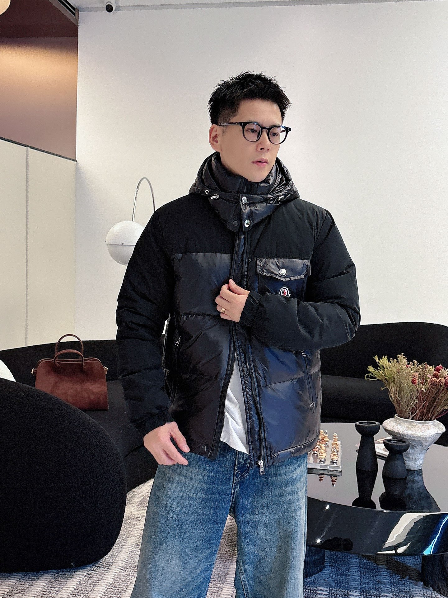 NO:595965,Mengkou's new 2025 autumn and winter down jacket. This is known as the most expensive down jacket in the world, all 90 down. With a classic logo combination, it is full of visual impact at first sight. It has better thermal insulation performance, is light and not heavy, and has good loft recovery after compression, and it can gather heat and lock in temperature!  Personalized color matching design, fresh and energetic!  There are too many versions circulating in the market. In addition to the different fabrics and workmanship, the biggest difference is that the filling is not goose down at all but feather silk or velvet, etc., and it is not easy to distinguish for those who don’t understand. In addition, the fabrics and workmanship are definitely not of the same level. In short, look for us and you will never go astray. All the exclusive full colors are purchased from genuine development. If you understand the quality of our down jackets, you can safely recommend it with your eyes closed. The three standards are complete!  Uniform series for men and women!  Size M-3XL. Can be worn up to 200 pounds, Moncler, down jacket, alexander wang19860909蒙口 2025秋冬新款羽绒服.这款号称羽绒服届最贵的,全部90绒的.带着经典的Logo组合搭配,第一眼看到就是满满的视觉冲击,保暖性能更出色,轻便不厚重,且压缩后的蓬松度恢复性好,聚热锁温！个性的拼色设计,清新有活力！市面流通的版本实在太多了,除了面料做工不同外,最大的区别就是填充物根本不是鹅绒而是羽丝或手感绒等等,而不懂的根本不容易区分.另外面料和做工也绝对不是一个级别,总之认准我们,让你绝对不跑偏,独家全色全部购入正版开发,懂我们家羽绒服质量的,完全可以放心闭眼推.三标齐全！男女同款系列！码数M-3XL.最大穿到200斤,,Moncler,down jacket,alexander wang,Men's clothing