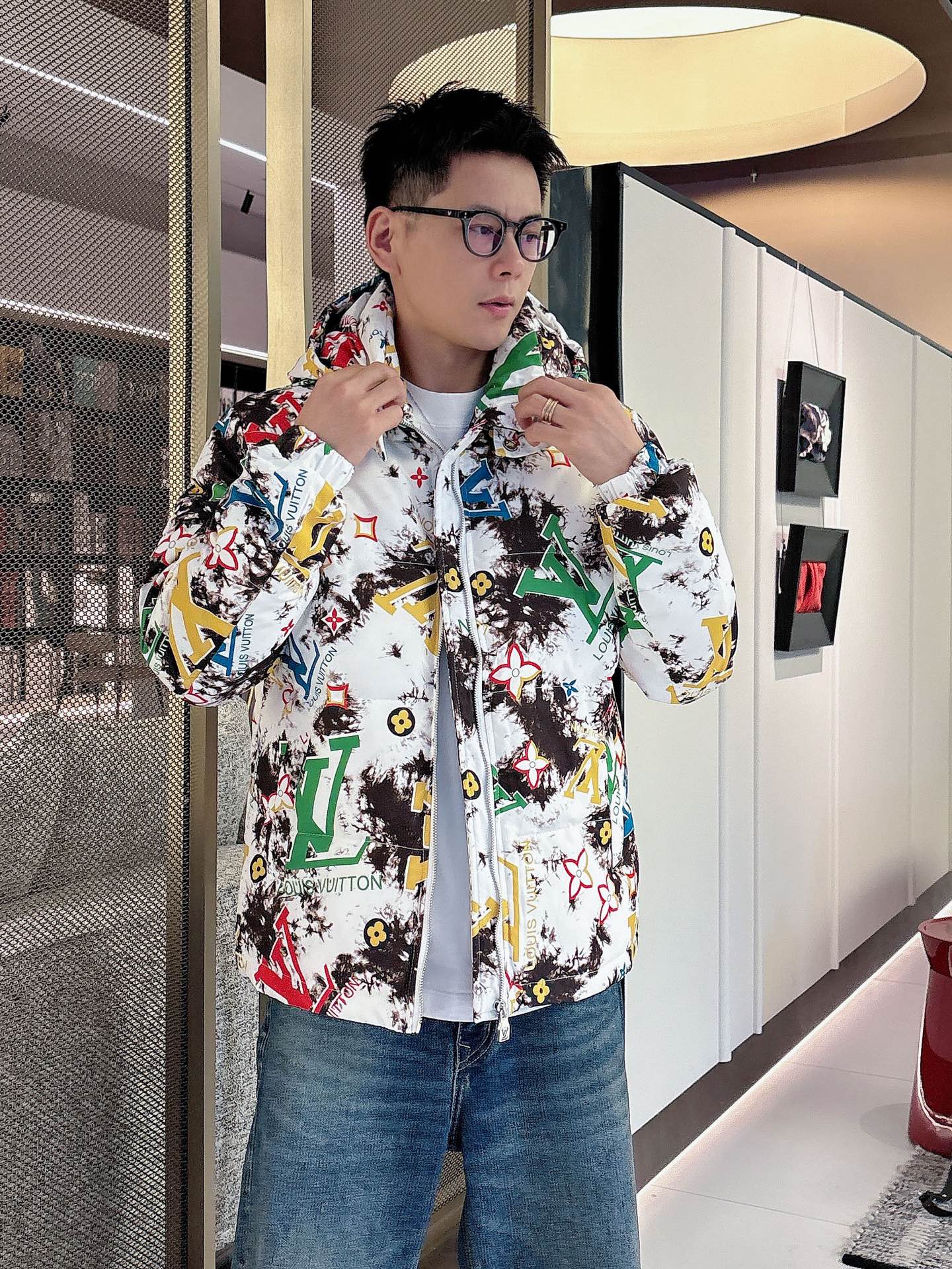 NO:595968,LV 2025 autumn and winter new down jacket. This is known as the most expensive down jacket in the world, all 90 down. With a classic logo combination, it is full of visual impact at first sight. It has better thermal insulation performance, is light and not heavy, and has good loft recovery after compression, and it can gather heat and lock in temperature!  Personalized color matching design, fresh and energetic!  There are too many versions circulating in the market. In addition to the different fabrics and workmanship, the biggest difference is that the filling is not goose down at all but feather silk or velvet, etc., and it is not easy to distinguish for those who don’t understand. In addition, the fabrics and workmanship are definitely not of the same level. In short, look for us and you will never go astray. All the exclusive full colors are purchased from genuine development. If you understand the quality of our down jackets, you can safely recommend it with your eyes closed. The three standards are complete!  Uniform series for men and women!  Size M-3XL. Can be worn up to 200 pounds, louis vuitton, down jacket, alexander wang19860909LV 2025秋冬新款羽绒服.这款号称羽绒服届最贵的,全部90绒的.带着经典的Logo组合搭配,第一眼看到就是满满的视觉冲击,保暖性能更出色,轻便不厚重,且压缩后的蓬松度恢复性好,聚热锁温！个性的拼色设计,清新有活力！市面流通的版本实在太多了,除了面料做工不同外,最大的区别就是填充物根本不是鹅绒而是羽丝或手感绒等等,而不懂的根本不容易区分.另外面料和做工也绝对不是一个级别,总之认准我们,让你绝对不跑偏,独家全色全部购入正版开发,懂我们家羽绒服质量的,完全可以放心闭眼推.三标齐全！男女同款系列！码数M-3XL.最大穿到200斤,,louis vuitton,down jacket,alexander wang,Men's clothing