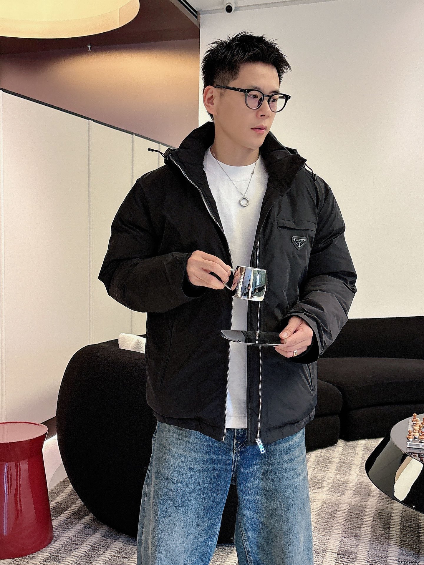 NO:595991,Prada's new 2025 autumn and winter down jacket. This is known as the most expensive down jacket in the world, all 90 down. With a classic logo combination, it is full of visual impact at first sight. It has better thermal insulation performance, is light and not heavy, and has good loft recovery after compression, and it can gather heat and lock in temperature!  Personalized color matching design, fresh and energetic!  There are too many versions circulating in the market. In addition to the different fabrics and workmanship, the biggest difference is that the filling is not goose down at all but feather silk or velvet, etc., and it is not easy to distinguish for those who don’t understand. In addition, the fabrics and workmanship are definitely not of the same level. In short, look for us and you will never go astray. All the exclusive full colors are purchased from genuine development. If you understand the quality of our down jackets, you can safely recommend it with your eyes closed. The three standards are complete!  Uniform series for men and women!  Size M-3XL. Can be worn up to 200 pounds, prada, down jacket, alexander wang19860909普拉达 2025秋冬新款羽绒服.这款号称羽绒服届最贵的,全部90绒的.带着经典的Logo组合搭配,第一眼看到就是满满的视觉冲击,保暖性能更出色,轻便不厚重,且压缩后的蓬松度恢复性好,聚热锁温！个性的拼色设计,清新有活力！市面流通的版本实在太多了,除了面料做工不同外,最大的区别就是填充物根本不是鹅绒而是羽丝或手感绒等等,而不懂的根本不容易区分.另外面料和做工也绝对不是一个级别,总之认准我们,让你绝对不跑偏,独家全色全部购入正版开发,懂我们家羽绒服质量的,完全可以放心闭眼推.三标齐全！男女同款系列！码数M-3XL.最大穿到200斤,,prada,down jacket,alexander wang,Men's clothing