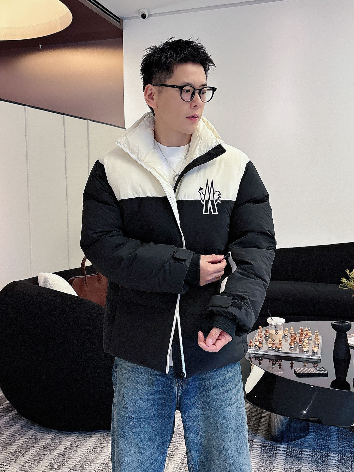 NO:595988,Mengkou's new 2025 autumn and winter down jacket. This is known as the most expensive down jacket in the world, all 90 down. With a classic logo combination, it is full of visual impact at first sight. It has better thermal insulation performance, is light and not heavy, and has good loft recovery after compression, and it can gather heat and lock in temperature!  Personalized color matching design, fresh and energetic!  There are too many versions circulating in the market. In addition to the different fabrics and workmanship, the biggest difference is that the filling is not goose down at all but feather silk or velvet, etc., and it is not easy to distinguish for those who don’t understand. In addition, the fabrics and workmanship are definitely not of the same level. In short, look for us and you will never go astray. All the exclusive full colors are purchased from genuine development. If you understand the quality of our down jackets, you can safely recommend it with your eyes closed. The three standards are complete!  Uniform series for men and women!  Size M-3XL. Can be worn up to 200 pounds, Moncler, down jacket, alexander wang19860909蒙口 2025秋冬新款羽绒服.这款号称羽绒服届最贵的,全部90绒的.带着经典的Logo组合搭配,第一眼看到就是满满的视觉冲击,保暖性能更出色,轻便不厚重,且压缩后的蓬松度恢复性好,聚热锁温！个性的拼色设计,清新有活力！市面流通的版本实在太多了,除了面料做工不同外,最大的区别就是填充物根本不是鹅绒而是羽丝或手感绒等等,而不懂的根本不容易区分.另外面料和做工也绝对不是一个级别,总之认准我们,让你绝对不跑偏,独家全色全部购入正版开发,懂我们家羽绒服质量的,完全可以放心闭眼推.三标齐全！男女同款系列！码数M-3XL.最大穿到200斤,,Moncler,down jacket,alexander wang,Men's clothing