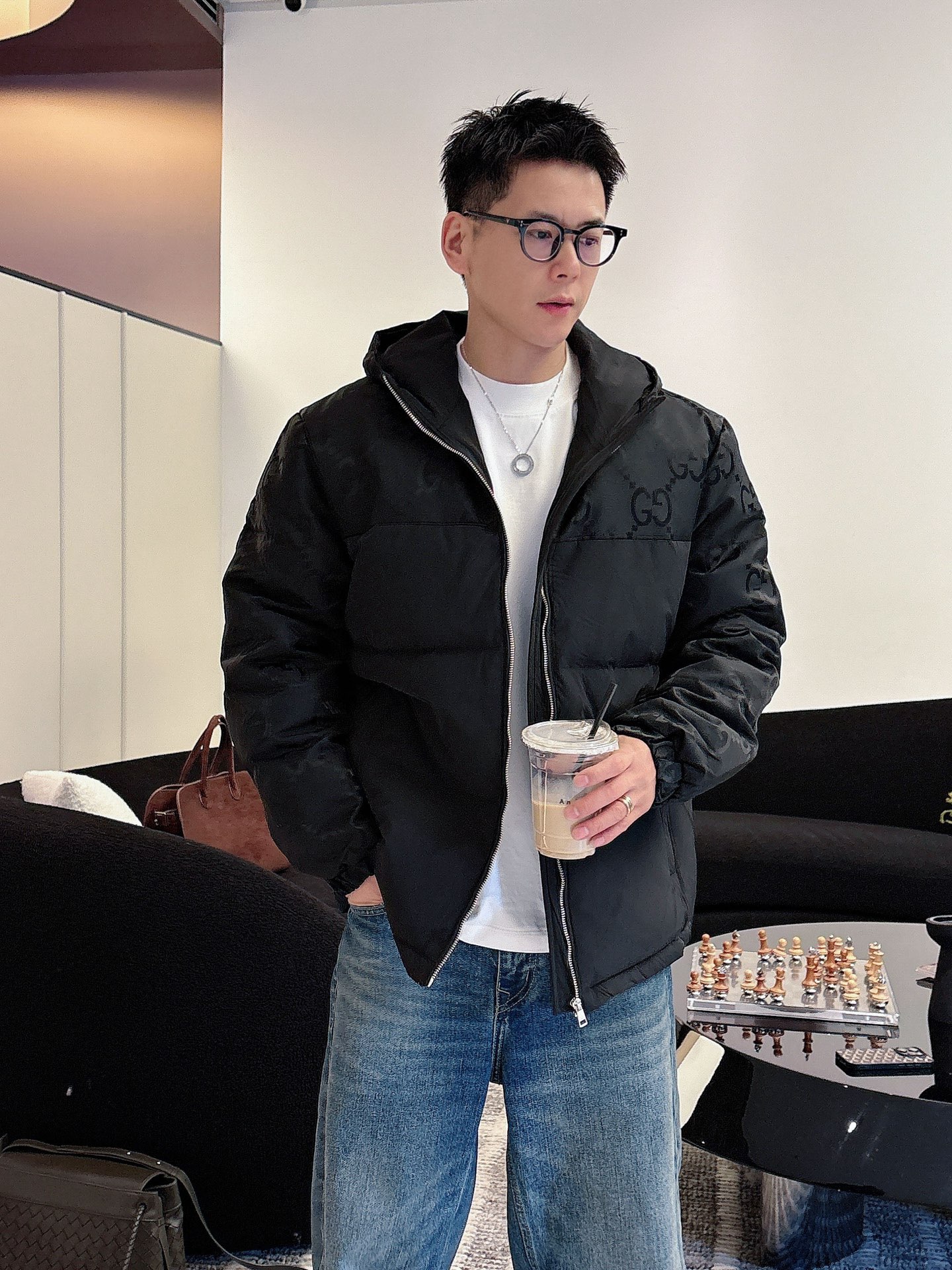 NO:595985,Gucci's new 2025 autumn and winter down jacket. This is known as the most expensive down jacket in the world, all 90 down. With a classic logo combination, it is full of visual impact at first sight. It has better thermal insulation performance, is light and not heavy, and has good loft recovery after compression, and it can gather heat and lock in temperature!  Personalized color matching design, fresh and energetic!  There are too many versions circulating in the market. In addition to the different fabrics and workmanship, the biggest difference is that the filling is not goose down at all but feather silk or velvet, etc., and it is not easy to distinguish for those who don’t understand. In addition, the fabrics and workmanship are definitely not of the same level. In short, look for us and you will never go astray. All the exclusive full colors are purchased from genuine development. If you understand the quality of our down jackets, you can safely recommend it with your eyes closed. The three standards are complete!  Uniform series for men and women!  Size M-3XL. Can be worn up to 200 pounds,,down jacket,alexander wang19860909古奇 2025秋冬新款羽绒服.这款号称羽绒服届最贵的,全部90绒的.带着经典的Logo组合搭配,第一眼看到就是满满的视觉冲击,保暖性能更出色,轻便不厚重,且压缩后的蓬松度恢复性好,聚热锁温！个性的拼色设计,清新有活力！市面流通的版本实在太多了,除了面料做工不同外,最大的区别就是填充物根本不是鹅绒而是羽丝或手感绒等等,而不懂的根本不容易区分.另外面料和做工也绝对不是一个级别,总之认准我们,让你绝对不跑偏,独家全色全部购入正版开发,懂我们家羽绒服质量的,完全可以放心闭眼推.三标齐全！男女同款系列！码数M-3XL.最大穿到200斤,,down jacket,alexander wang,Men's clothing