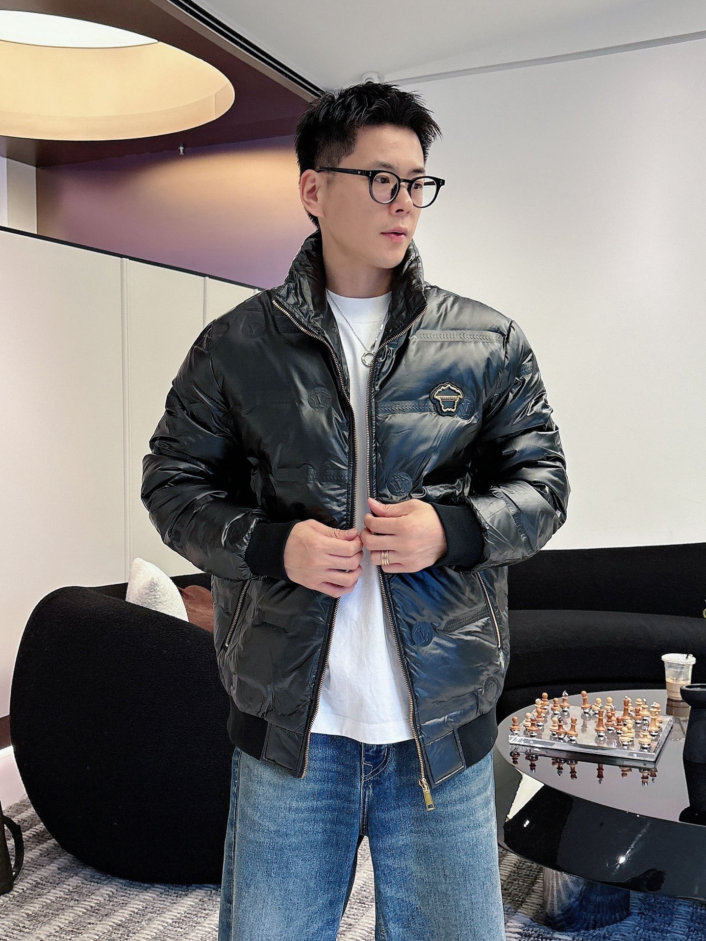 NO:595974,Versace's new 2025 autumn and winter down jacket. This is known as the most expensive down jacket in the world, all 90 down. With a classic logo combination, it is full of visual impact at first sight. It has better thermal insulation performance, is light and not heavy, and has good loft recovery after compression, and it can gather heat and lock in temperature!  Personalized color matching design, fresh and energetic!  There are too many versions circulating in the market. In addition to the different fabrics and workmanship, the biggest difference is that the filling is not goose down at all but feather silk or velvet, etc., and it is not easy to distinguish for those who don’t understand. In addition, the fabrics and workmanship are definitely not of the same level. In short, look for us and you will never go astray. All the exclusive full colors are purchased from genuine development. If you understand the quality of our down jackets, you can safely recommend it with your eyes closed. The three standards are complete!  Uniform series for men and women!  Size M-3XL. Can be worn up to 200 pounds, versace, down jacket, alexander wang19860909范思哲 2025秋冬新款羽绒服.这款号称羽绒服届最贵的,全部90绒的.带着经典的Logo组合搭配,第一眼看到就是满满的视觉冲击,保暖性能更出色,轻便不厚重,且压缩后的蓬松度恢复性好,聚热锁温！个性的拼色设计,清新有活力！市面流通的版本实在太多了,除了面料做工不同外,最大的区别就是填充物根本不是鹅绒而是羽丝或手感绒等等,而不懂的根本不容易区分.另外面料和做工也绝对不是一个级别,总之认准我们,让你绝对不跑偏,独家全色全部购入正版开发,懂我们家羽绒服质量的,完全可以放心闭眼推.三标齐全！男女同款系列！码数M-3XL.最大穿到200斤,,versace,down jacket,alexander wang,Men's clothing