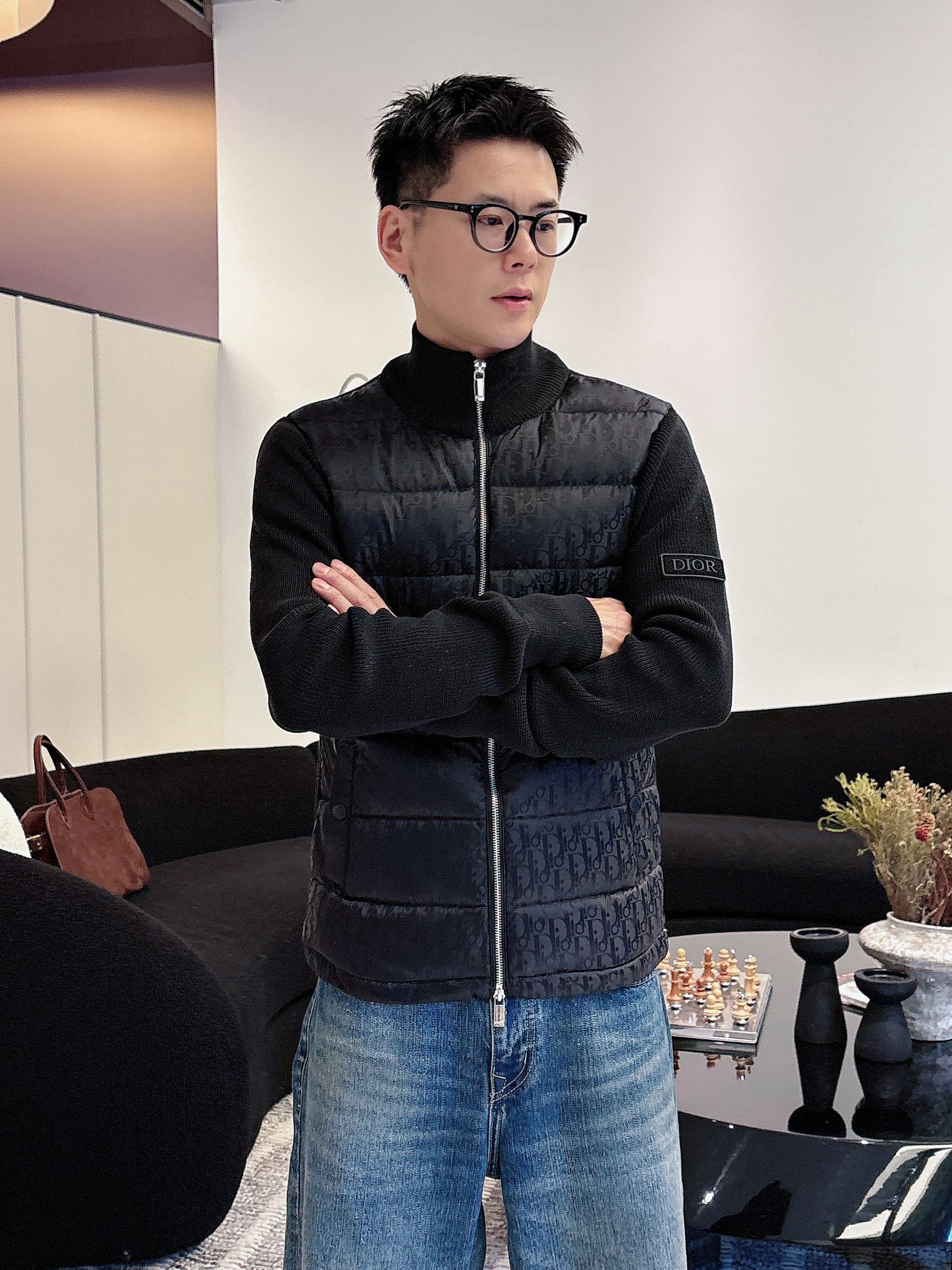 NO:595970,Dior's new 2025 autumn and winter down jacket. This is known as the most expensive down jacket in the world, all 90 down. With a classic logo combination, it is full of visual impact at first sight. It has better thermal insulation performance, is light and not heavy, and has good loft recovery after compression, and it can gather heat and lock in temperature!  Personalized color matching design, fresh and energetic!  There are too many versions circulating in the market. In addition to the different fabrics and workmanship, the biggest difference is that the filling is not goose down at all but feather silk or velvet, etc., and it is not easy to distinguish for those who don’t understand. In addition, the fabrics and workmanship are definitely not of the same level. In short, look for us and you will never go astray. All the exclusive full colors are purchased from genuine development. If you understand the quality of our down jackets, you can safely recommend it with your eyes closed. The three standards are complete!  Uniform series for men and women!  Size M-3XL. Can be worn up to 200 pounds, dior, down jacket, alexander wang19860909迪奥 2025秋冬新款羽绒服.这款号称羽绒服届最贵的,全部90绒的.带着经典的Logo组合搭配,第一眼看到就是满满的视觉冲击,保暖性能更出色,轻便不厚重,且压缩后的蓬松度恢复性好,聚热锁温！个性的拼色设计,清新有活力！市面流通的版本实在太多了,除了面料做工不同外,最大的区别就是填充物根本不是鹅绒而是羽丝或手感绒等等,而不懂的根本不容易区分.另外面料和做工也绝对不是一个级别,总之认准我们,让你绝对不跑偏,独家全色全部购入正版开发,懂我们家羽绒服质量的,完全可以放心闭眼推.三标齐全！男女同款系列！码数M-3XL.最大穿到200斤,,dior,down jacket,alexander wang,Men's clothing