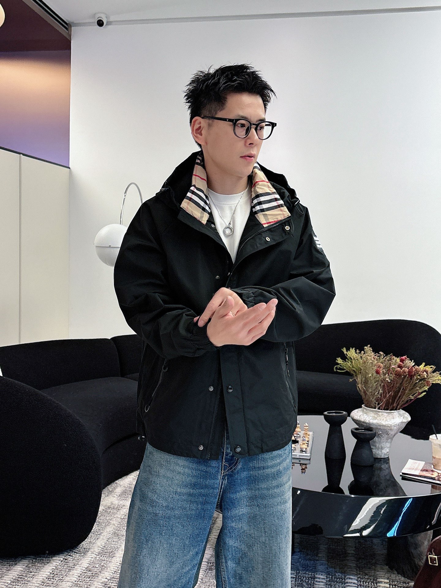 NO:595967,Burberry's 2025 new autumn jacket, the new product on the show is in perfect condition, comfortable and warm, complete with three colors, full and attractive color, very outstanding design, easily upgrades the fashion sense, extremely elegant and rigorous workmanship, neat and meticulous wiring!  A masterpiece from a famous designer!  The upper body does not look bloated and is super handsome!  Available size M ~ XXXL,,burberry,jackets & coats,jackets & coats,alexander wang19860909巴宝莉 2025秋季新款夹克外套,秀场新品品相非常完美,舒适保暖,三标齐全色泽饱满诱人,非常出彩的设计,轻松将时髦感进阶,做工极为考究严谨,走线工整细致！大牌设计师巨作！上身不显臃肿、超级帅气！现货码数M ～ XXXL,,burberry,jackets & coats,jackets & coats,alexander wang,Men's clothing