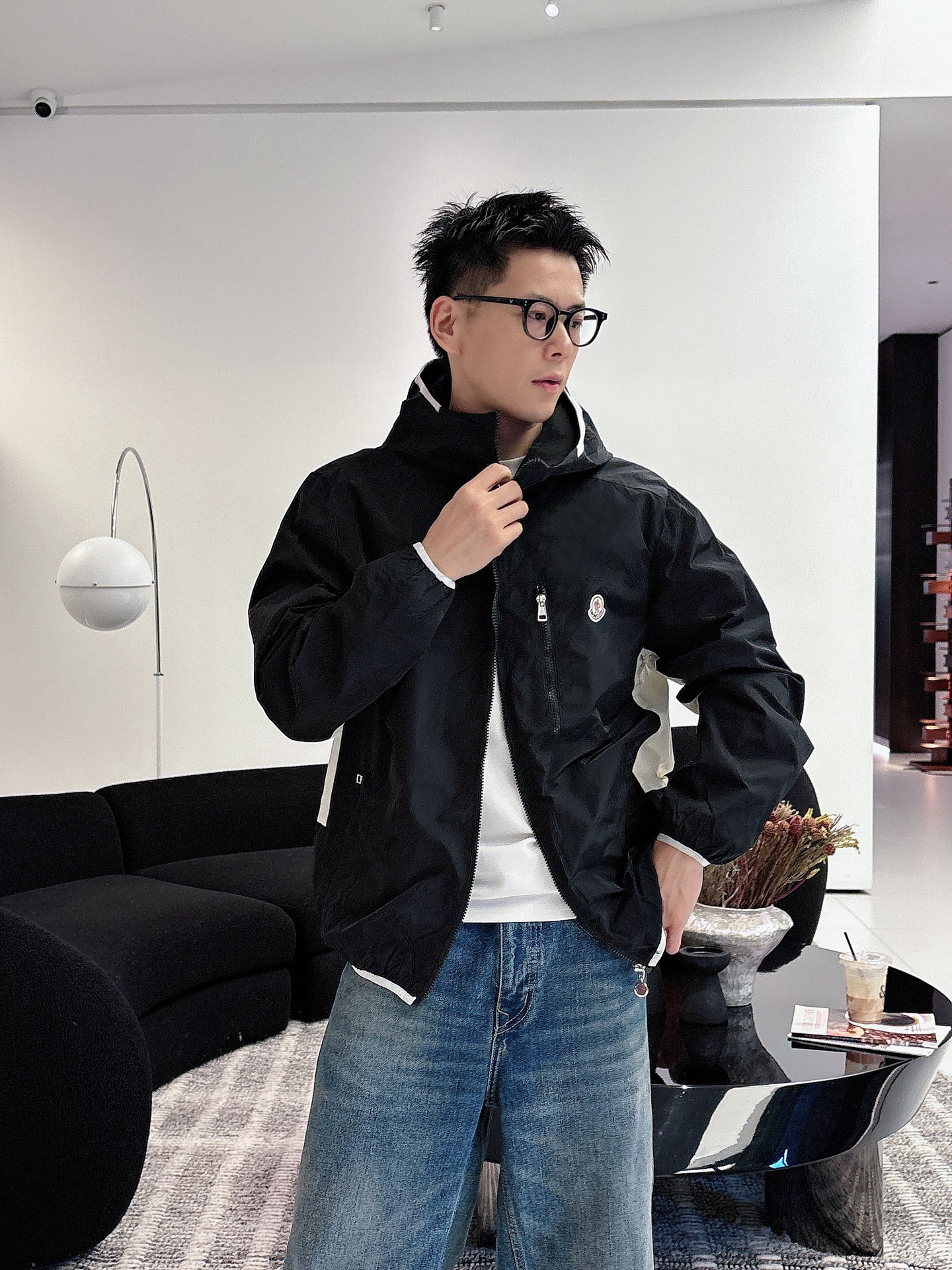 NO:595936,Mengkou 2025 new autumn jacket, the new product on the show is in perfect condition, comfortable and warm, complete with three labels, full and attractive color, very outstanding design, easily upgrades the fashion sense, extremely elegant and rigorous workmanship, neat and meticulous wiring!  A masterpiece from a famous designer!  The upper body does not look bloated and is super handsome!  Available sizes M ~ XXXL,,Moncler,jackets & coats,jackets & coats,alexander wang19860909蒙口 2025秋季新款夹克外套,秀场新品品相非常完美,舒适保暖,三标齐全色泽饱满诱人,非常出彩的设计,轻松将时髦感进阶,做工极为考究严谨,走线工整细致！大牌设计师巨作！上身不显臃肿、超级帅气！现货码数M ～ XXXL,,Moncler,jackets & coats,jackets & coats,alexander wang,Men's clothing