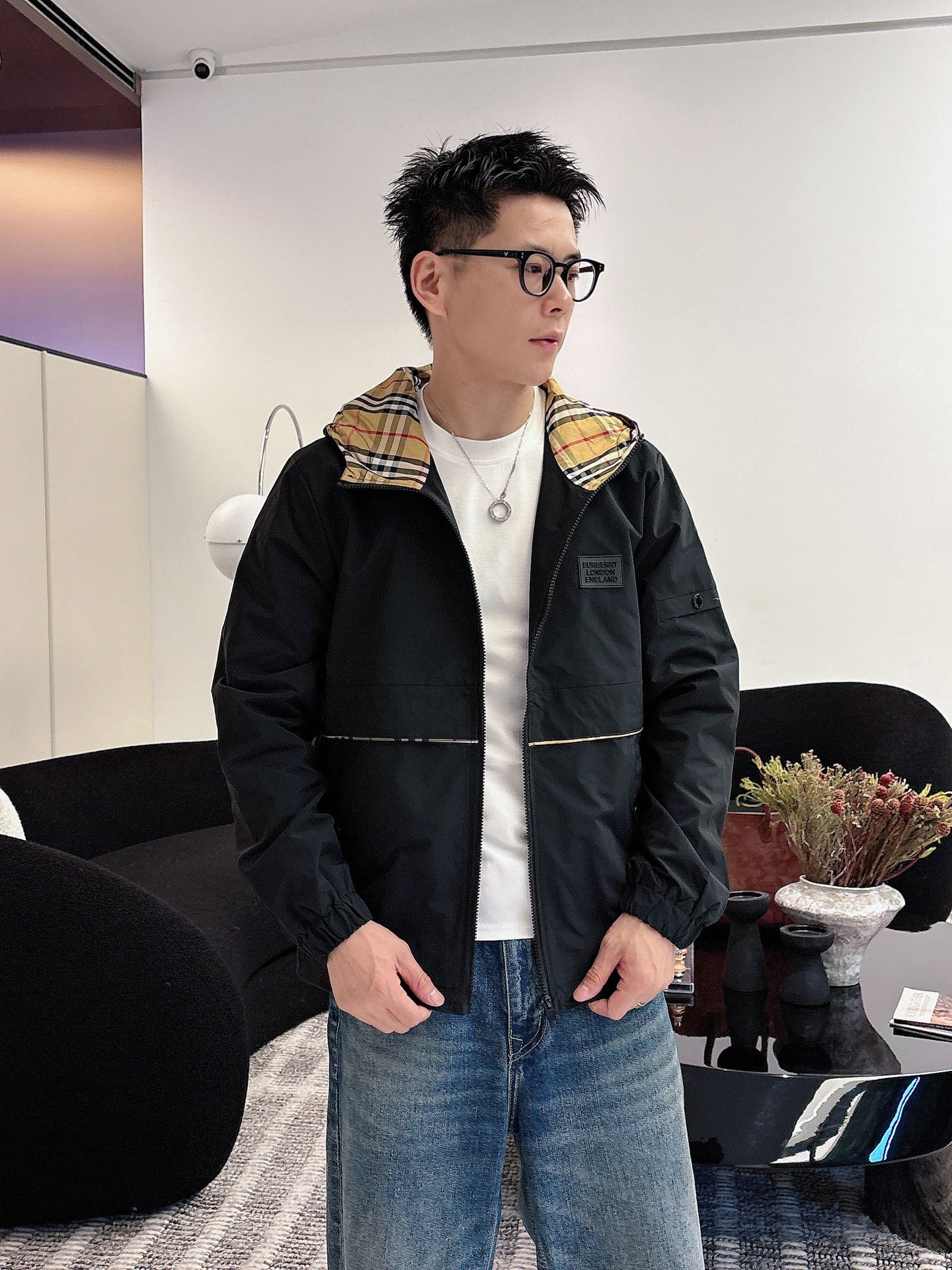 NO:595939,Burberry's 2025 new autumn jacket, the new product on the show is in perfect condition, comfortable and warm, complete with three colors, full and attractive color, very outstanding design, easily upgrades the fashion sense, extremely elegant and rigorous workmanship, neat and meticulous wiring!  A masterpiece from a famous designer!  The upper body does not look bloated and is super handsome!  Available size M ~ XXXL,,burberry,jackets & coats,jackets & coats,alexander wang19860909巴宝莉 2025秋季新款夹克外套,秀场新品品相非常完美,舒适保暖,三标齐全色泽饱满诱人,非常出彩的设计,轻松将时髦感进阶,做工极为考究严谨,走线工整细致！大牌设计师巨作！上身不显臃肿、超级帅气！现货码数M ～ XXXL,,burberry,jackets & coats,jackets & coats,alexander wang,Men's clothing