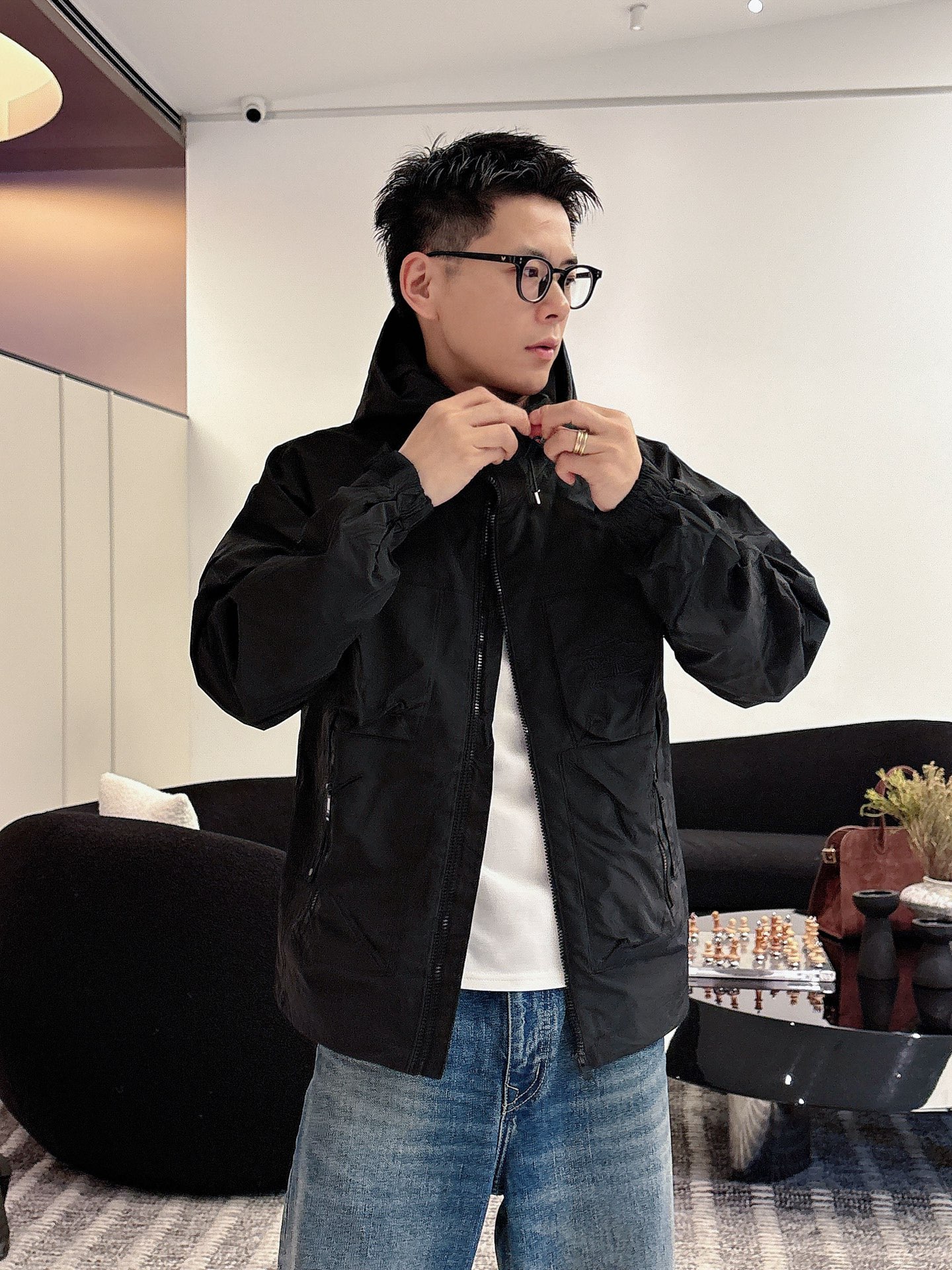 NO:595943,Burberry's 2025 new autumn jacket, the new product on the show is in perfect condition, comfortable and warm, complete with three colors, full and attractive color, very outstanding design, easily upgrades the fashion sense, extremely elegant and rigorous workmanship, neat and meticulous wiring!  A masterpiece from a famous designer!  The upper body does not look bloated and is super handsome!  Available size M ~ XXXL,,burberry,jackets & coats,jackets & coats,alexander wang19860909巴宝莉 2025秋季新款夹克外套,秀场新品品相非常完美,舒适保暖,三标齐全色泽饱满诱人,非常出彩的设计,轻松将时髦感进阶,做工极为考究严谨,走线工整细致！大牌设计师巨作！上身不显臃肿、超级帅气！现货码数M ～ XXXL,,burberry,jackets & coats,jackets & coats,alexander wang,Men's clothing