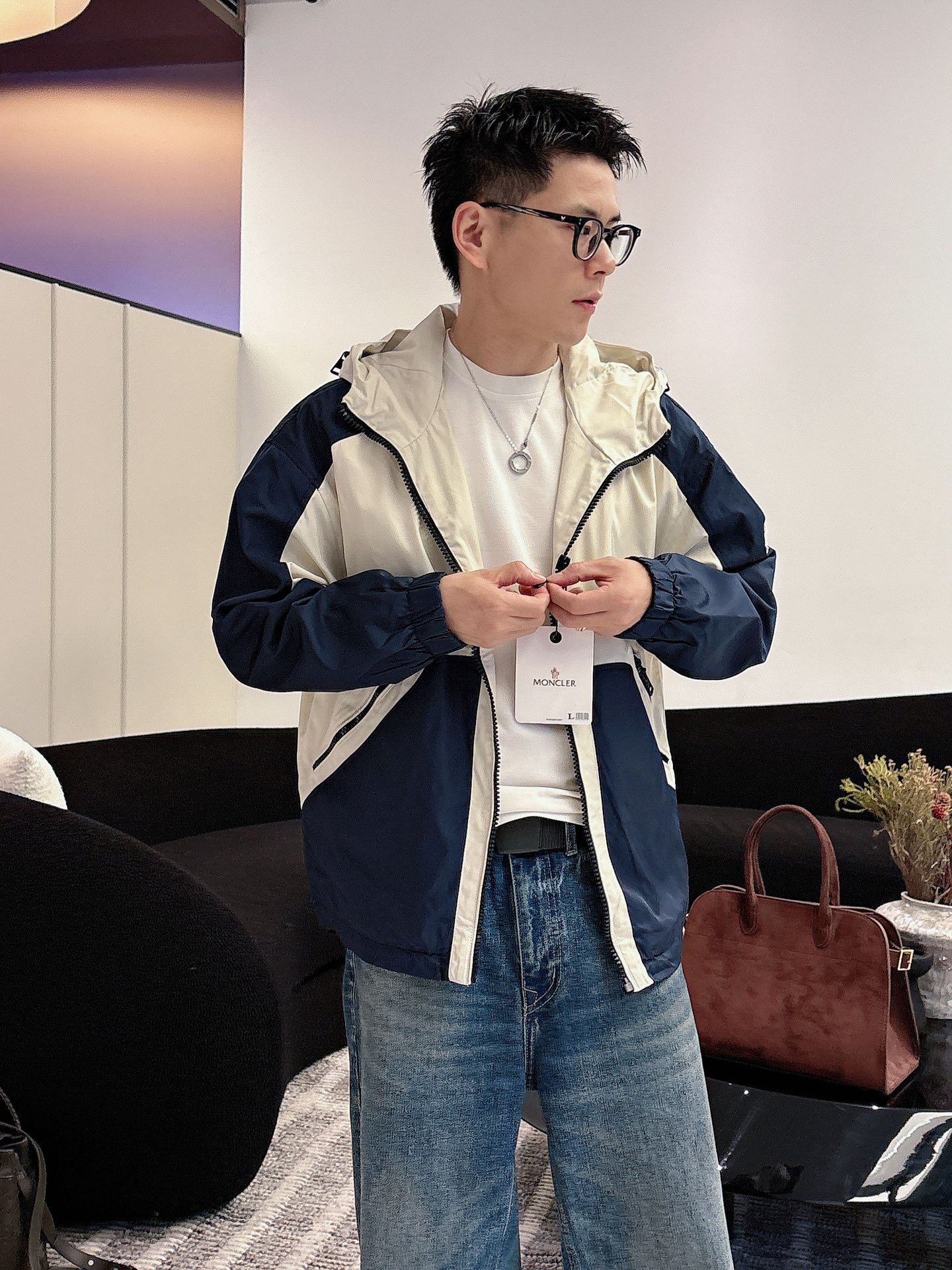 NO:595945,Mengkou 2025 new autumn jacket, the new product on the show is in perfect condition, comfortable and warm, complete with three labels, full and attractive color, very outstanding design, easily upgrades the fashion sense, extremely elegant and rigorous workmanship, neat and meticulous wiring!  A masterpiece from a famous designer!  The upper body does not look bloated and is super handsome!  Available sizes M ~ XXXL,,Moncler,jackets & coats,jackets & coats,alexander wang19860909蒙口 2025秋季新款夹克外套,秀场新品品相非常完美,舒适保暖,三标齐全色泽饱满诱人,非常出彩的设计,轻松将时髦感进阶,做工极为考究严谨,走线工整细致！大牌设计师巨作！上身不显臃肿、超级帅气！现货码数M ～ XXXL,,Moncler,jackets & coats,jackets & coats,alexander wang,Men's clothing