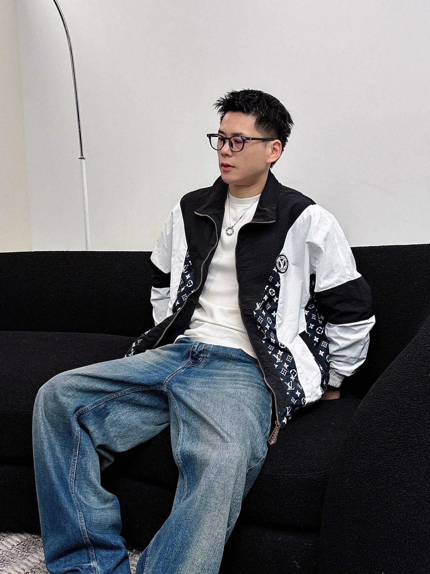 NO:595947,LV 2025 new autumn jacket, the new product on the show is in perfect condition, comfortable and warm, complete with three labels, full and attractive colors, very outstanding design, easily upgrades the fashion sense, extremely sophisticated and rigorous workmanship, neat and meticulous wiring!  A masterpiece from a famous designer!  The upper body does not look bloated and is super handsome!  Available sizes M ~ XXXL,,louis vuitton,jackets & coats,jackets & coats,alexander wang19860909LV 2025秋季新款夹克外套,秀场新品品相非常完美,舒适保暖,三标齐全色泽饱满诱人,非常出彩的设计,轻松将时髦感进阶,做工极为考究严谨,走线工整细致！大牌设计师巨作！上身不显臃肿、超级帅气！现货码数M ～ XXXL,,louis vuitton,jackets & coats,jackets & coats,alexander wang,Men's clothing