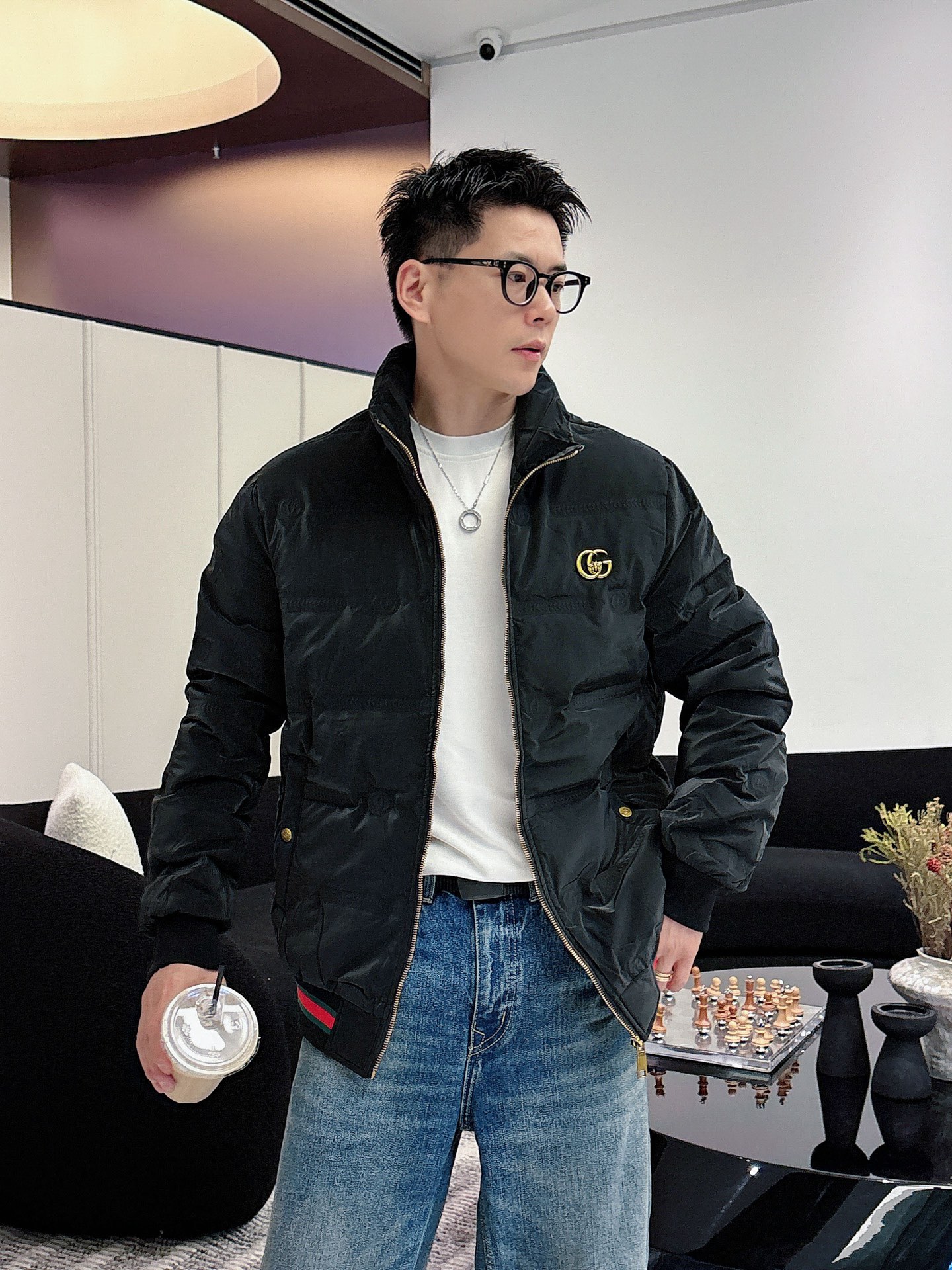 NO:595976,Gucci's new 2025 autumn and winter down jacket. This is known as the most expensive down jacket in the world, all 90 down. With a classic logo combination, it is full of visual impact at first sight. It has better thermal insulation performance, is light and not heavy, and has good loft recovery after compression, and it can gather heat and lock in temperature!  Personalized color matching design, fresh and energetic!  There are too many versions circulating in the market. In addition to the different fabrics and workmanship, the biggest difference is that the filling is not goose down at all but feather silk or velvet, etc., and it is not easy to distinguish for those who don’t understand. In addition, the fabrics and workmanship are definitely not of the same level. In short, look for us and you will never go astray. All the exclusive full colors are purchased from genuine development. If you understand the quality of our down jackets, you can safely recommend it with your eyes closed. The three standards are complete!  Uniform series for men and women!  Size M-3XL. Can be worn up to 200 pounds,,down jacket,alexander wang19860909古奇 2025秋冬新款羽绒服.这款号称羽绒服届最贵的,全部90绒的.带着经典的Logo组合搭配,第一眼看到就是满满的视觉冲击,保暖性能更出色,轻便不厚重,且压缩后的蓬松度恢复性好,聚热锁温！个性的拼色设计,清新有活力！市面流通的版本实在太多了,除了面料做工不同外,最大的区别就是填充物根本不是鹅绒而是羽丝或手感绒等等,而不懂的根本不容易区分.另外面料和做工也绝对不是一个级别,总之认准我们,让你绝对不跑偏,独家全色全部购入正版开发,懂我们家羽绒服质量的,完全可以放心闭眼推.三标齐全！男女同款系列！码数M-3XL.最大穿到200斤,,down jacket,alexander wang,Men's clothing