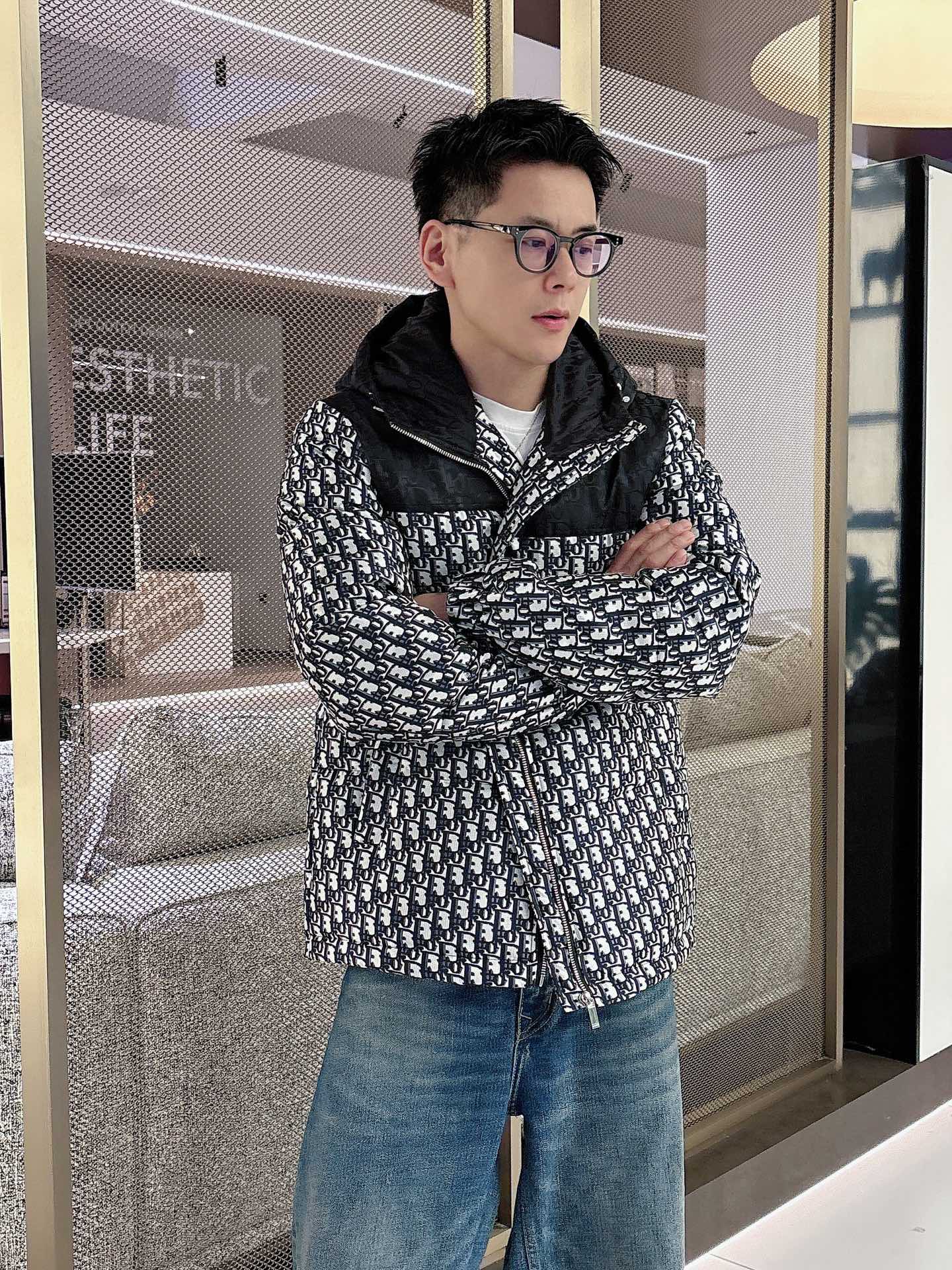 NO:595979,Dior's new 2025 autumn and winter down jacket. This is known as the most expensive down jacket in the world, all 90 down. With a classic logo combination, it is full of visual impact at first sight. It has better thermal insulation performance, is light and not heavy, and has good loft recovery after compression, and it can gather heat and lock in temperature!  Personalized color matching design, fresh and energetic!  There are too many versions circulating in the market. In addition to the different fabrics and workmanship, the biggest difference is that the filling is not goose down at all but feather silk or velvet, etc., and it is not easy to distinguish for those who don’t understand. In addition, the fabrics and workmanship are definitely not of the same level. In short, look for us and you will never go astray. All the exclusive full colors are purchased from genuine development. If you understand the quality of our down jackets, you can safely recommend it with your eyes closed. The three standards are complete!  Uniform series for men and women!  Size M-3XL. Can be worn up to 200 pounds, dior, down jacket, alexander wang19860909迪奥 2025秋冬新款羽绒服.这款号称羽绒服届最贵的,全部90绒的.带着经典的Logo组合搭配,第一眼看到就是满满的视觉冲击,保暖性能更出色,轻便不厚重,且压缩后的蓬松度恢复性好,聚热锁温！个性的拼色设计,清新有活力！市面流通的版本实在太多了,除了面料做工不同外,最大的区别就是填充物根本不是鹅绒而是羽丝或手感绒等等,而不懂的根本不容易区分.另外面料和做工也绝对不是一个级别,总之认准我们,让你绝对不跑偏,独家全色全部购入正版开发,懂我们家羽绒服质量的,完全可以放心闭眼推.三标齐全！男女同款系列！码数M-3XL.最大穿到200斤,,dior,down jacket,alexander wang,Men's clothing