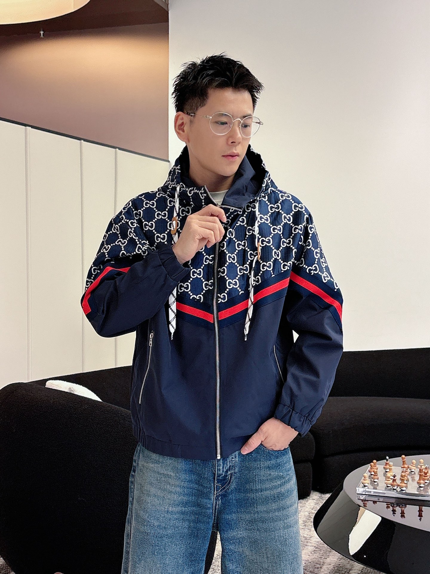 NO:595946,Gucci 2025 new autumn jacket, the new product on the show is in perfect condition, comfortable and warm, complete with three colors, full and attractive color, very outstanding design, easily upgrades the fashion sense, extremely elegant and rigorous workmanship, neat and meticulous wiring!  A masterpiece from a famous designer!  The upper body does not look bloated and is super handsome!  Available size M ~ XXXL,,jackets & coats,jackets & coats,alexander wang19860909古奇 2025秋季新款夹克外套,秀场新品品相非常完美,舒适保暖,三标齐全色泽饱满诱人,非常出彩的设计,轻松将时髦感进阶,做工极为考究严谨,走线工整细致！大牌设计师巨作！上身不显臃肿、超级帅气！现货码数M ～ XXXL,,jackets & coats,jackets & coats,alexander wang,Men's clothing