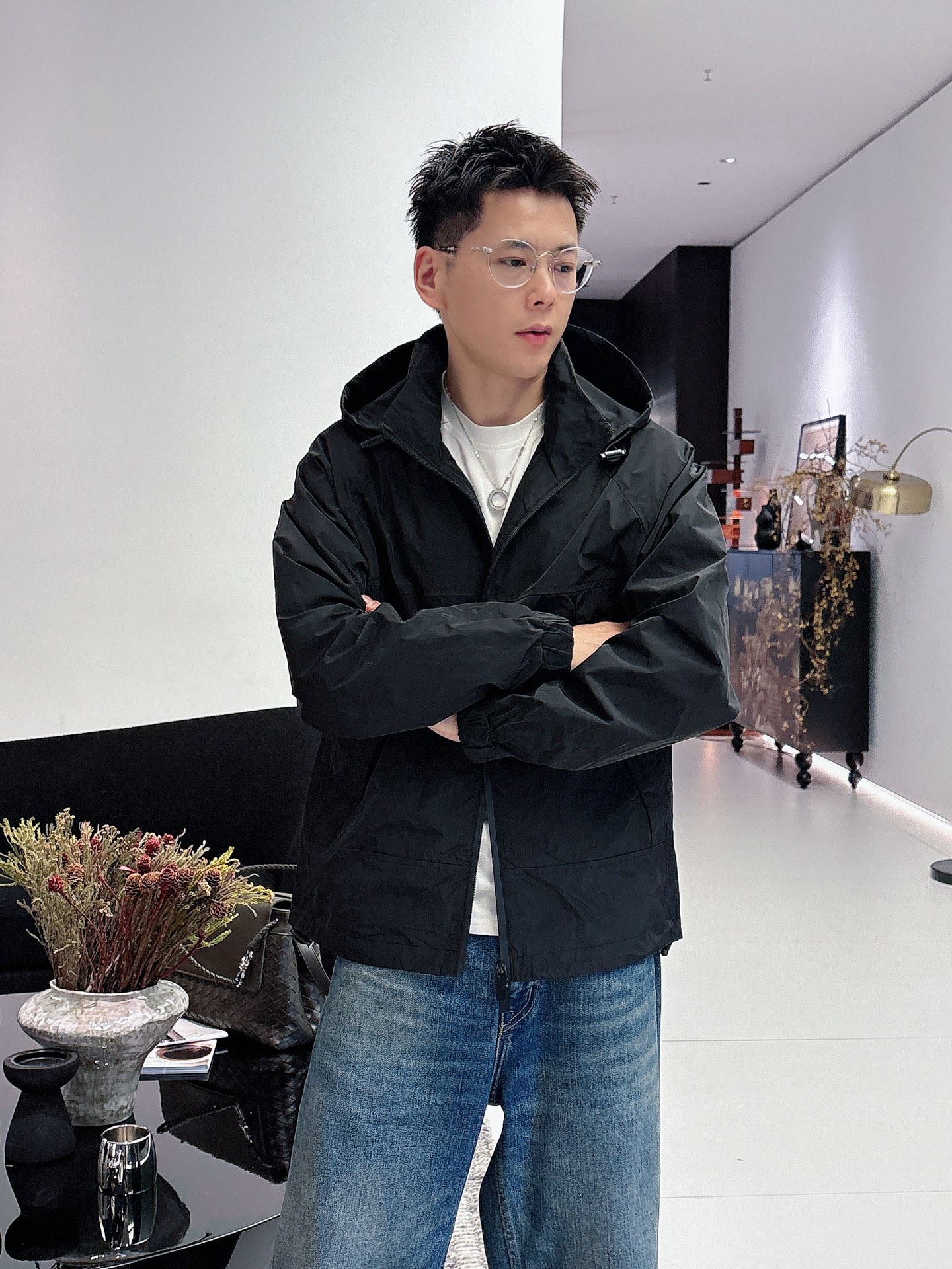 NO:595948,Burberry's 2025 new autumn jacket, the new product on the show is in perfect condition, comfortable and warm, complete with three colors, full and attractive color, very outstanding design, easily upgrades the fashion sense, extremely elegant and rigorous workmanship, neat and meticulous wiring!  A masterpiece from a famous designer!  The upper body does not look bloated and is super handsome!  Available size M ~ XXXL,,burberry,jackets & coats,jackets & coats,alexander wang19860909巴宝莉 2025秋季新款夹克外套,秀场新品品相非常完美,舒适保暖,三标齐全色泽饱满诱人,非常出彩的设计,轻松将时髦感进阶,做工极为考究严谨,走线工整细致！大牌设计师巨作！上身不显臃肿、超级帅气！现货码数M ～ XXXL,,burberry,jackets & coats,jackets & coats,alexander wang,Men's clothing