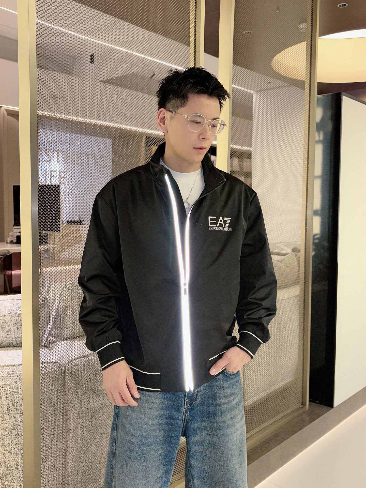 NO:595951,Armani 2025 new autumn jacket, the new product on the show is in perfect condition, comfortable and warm, complete with three labels, full and attractive color, very outstanding design, easily upgrades the fashion sense, extremely elegant and rigorous workmanship, neat and meticulous wiring!  A masterpiece from a famous designer!  The upper body does not look bloated and is super handsome!  Available sizes M ~ XXXL,,armani,jackets & coats,jackets & coats,alexander wang19860909阿玛尼 2025秋季新款夹克外套,秀场新品品相非常完美,舒适保暖,三标齐全色泽饱满诱人,非常出彩的设计,轻松将时髦感进阶,做工极为考究严谨,走线工整细致！大牌设计师巨作！上身不显臃肿、超级帅气！现货码数M ～ XXXL,,armani,jackets & coats,jackets & coats,alexander wang,Men's clothing