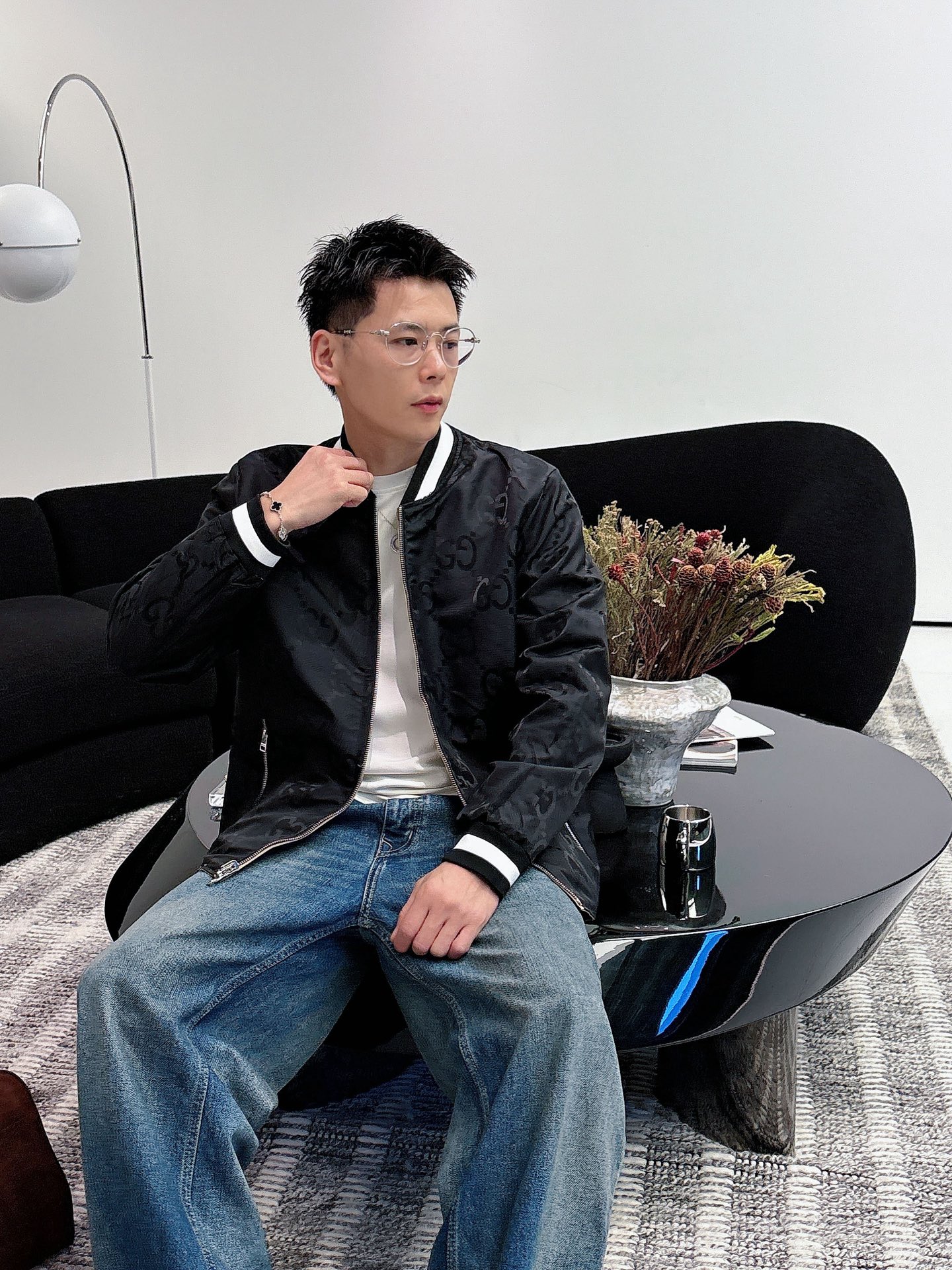 NO:595952,Gucci double-wear, 2025 autumn new jacket, the new product on the show is in perfect condition, comfortable and warm, complete with three labels, full and attractive color, very outstanding design, easily upgrades the fashion sense, extremely elegant and rigorous workmanship, neat and meticulous wiring!  A masterpiece from a famous designer!  The upper body does not look bloated and is super handsome!  Available size M ~ XXXL,,jackets & coats,jackets & coats,alexander wang19860909古奇 双面穿,2025秋季新款夹克外套,秀场新品品相非常完美,舒适保暖,三标齐全色泽饱满诱人,非常出彩的设计,轻松将时髦感进阶,做工极为考究严谨,走线工整细致！大牌设计师巨作！上身不显臃肿、超级帅气！现货码数M ～ XXXL,,jackets & coats,jackets & coats,alexander wang,Men's clothing