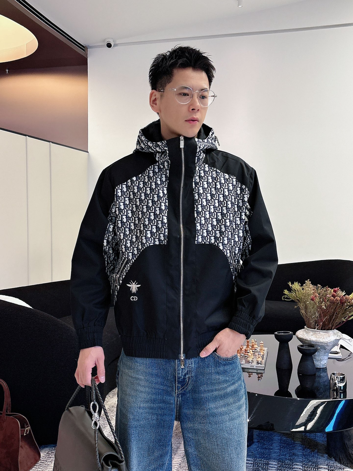 NO:595955,Dior's 2025 new autumn jacket, the new product on the show is in perfect condition, comfortable and warm, complete with three labels, full and attractive colors, very outstanding design, easily upgrades the fashion sense, extremely elegant and rigorous workmanship, neat and meticulous wiring!  A masterpiece from a famous designer!  The upper body does not look bloated and is super handsome!  Available sizes M ~ XXXL,,dior,jackets & coats,jackets & coats,alexander wang19860909迪奥 2025秋季新款夹克外套,秀场新品品相非常完美,舒适保暖,三标齐全色泽饱满诱人,非常出彩的设计,轻松将时髦感进阶,做工极为考究严谨,走线工整细致！大牌设计师巨作！上身不显臃肿、超级帅气！现货码数M ～ XXXL,,dior,jackets & coats,jackets & coats,alexander wang,Men's clothing