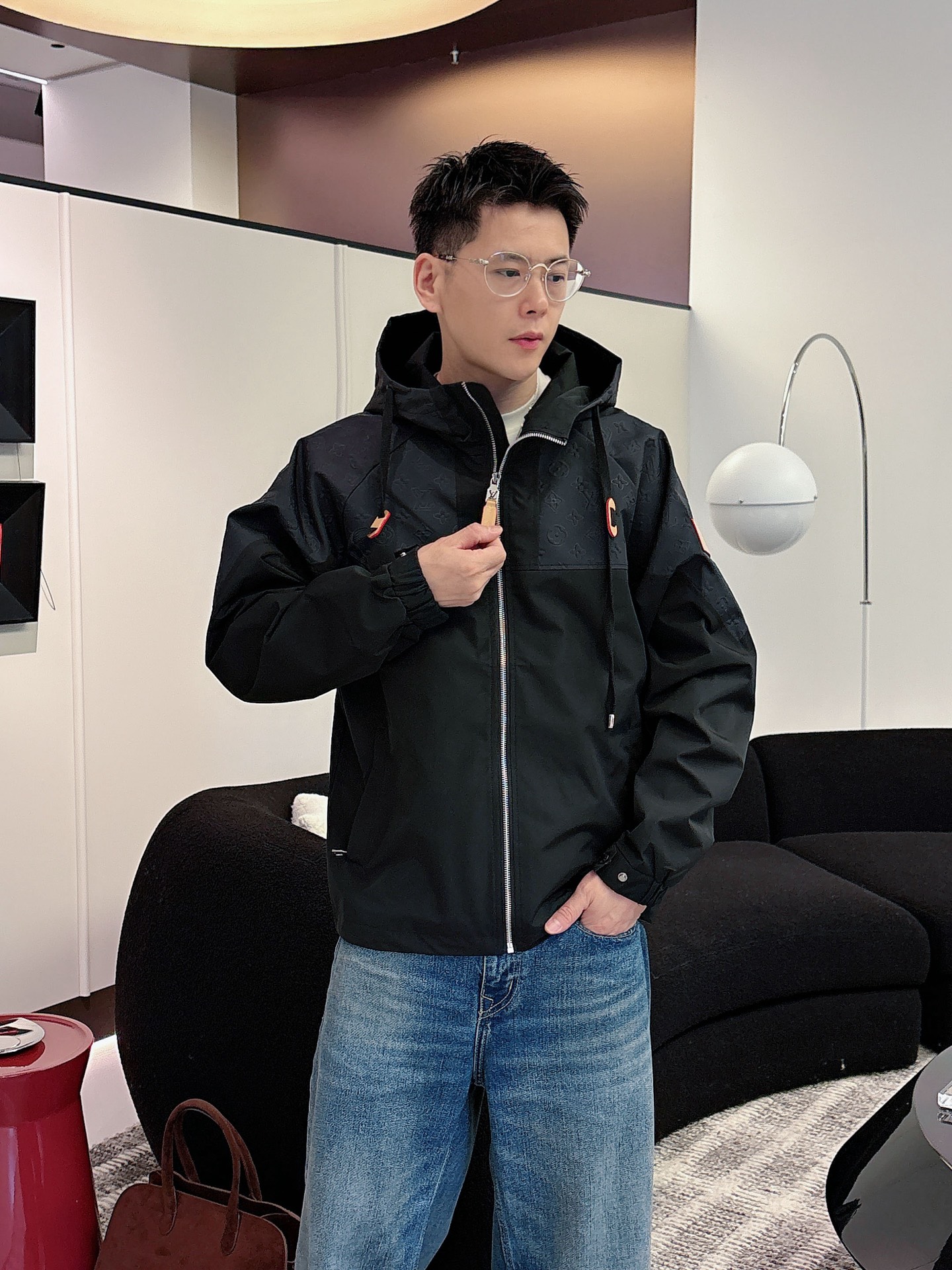 NO:595957,LV 2025 new autumn jacket, the new product on the show is in perfect condition, comfortable and warm, complete with three labels, full and attractive colors, very outstanding design, easily upgrades the fashion sense, extremely sophisticated and rigorous workmanship, neat and meticulous wiring!  A masterpiece from a famous designer!  The upper body does not look bloated and is super handsome!  Available sizes M ~ XXXL,,louis vuitton,jackets & coats,jackets & coats,alexander wang19860909LV 2025秋季新款夹克外套,秀场新品品相非常完美,舒适保暖,三标齐全色泽饱满诱人,非常出彩的设计,轻松将时髦感进阶,做工极为考究严谨,走线工整细致！大牌设计师巨作！上身不显臃肿、超级帅气！现货码数M ～ XXXL,,louis vuitton,jackets & coats,jackets & coats,alexander wang,Men's clothing