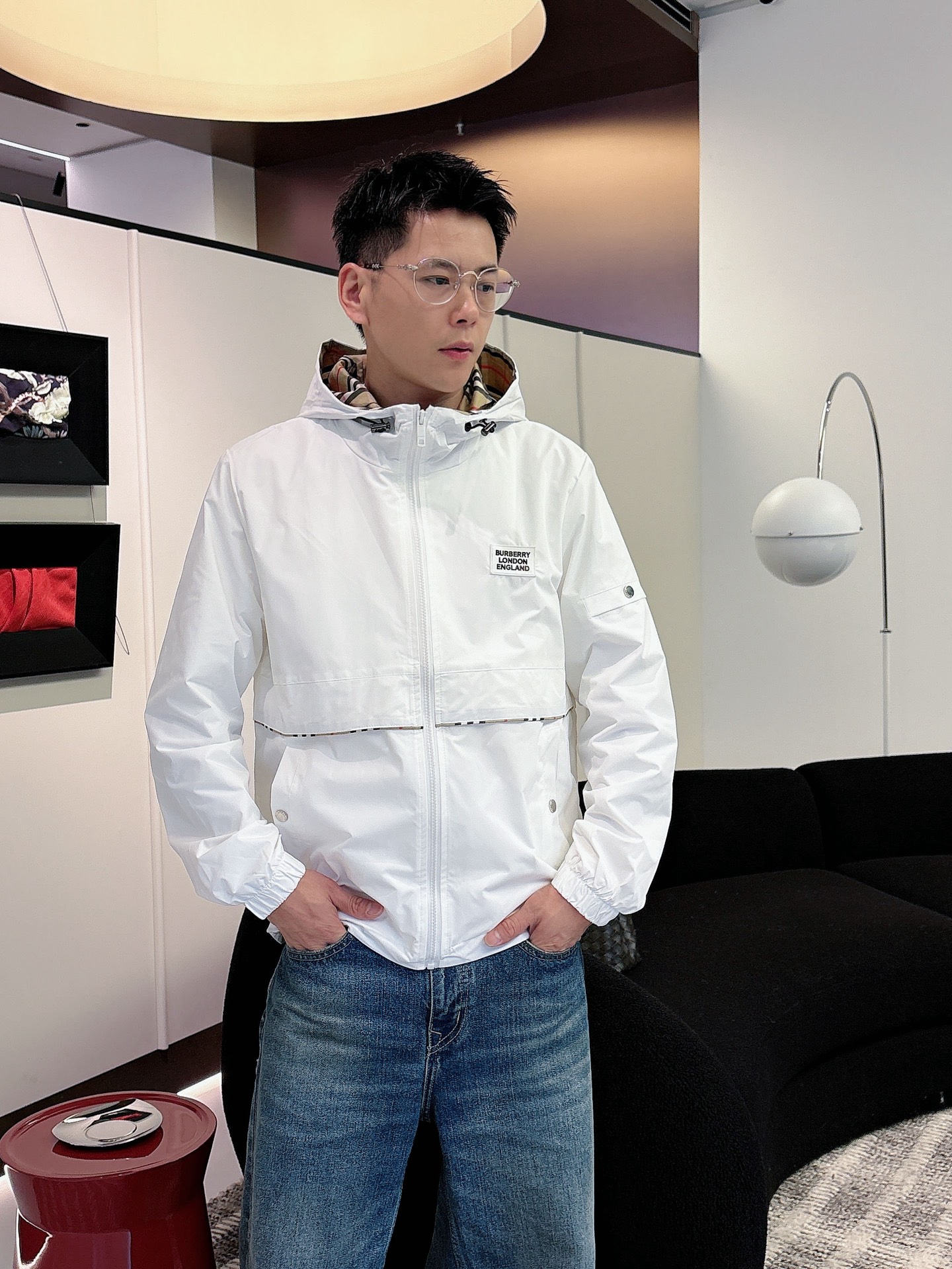 NO:595960,Burberry's 2025 new autumn jacket, the new product on the show is in perfect condition, comfortable and warm, complete with three colors, full and attractive color, very outstanding design, easily upgrades the fashion sense, extremely elegant and rigorous workmanship, neat and meticulous wiring!  A masterpiece from a famous designer!  The upper body does not look bloated and is super handsome!  Available size M ~ XXXL,,burberry,jackets & coats,jackets & coats,alexander wang19860909巴宝莉 2025秋季新款夹克外套,秀场新品品相非常完美,舒适保暖,三标齐全色泽饱满诱人,非常出彩的设计,轻松将时髦感进阶,做工极为考究严谨,走线工整细致！大牌设计师巨作！上身不显臃肿、超级帅气！现货码数M ～ XXXL,,burberry,jackets & coats,jackets & coats,alexander wang,Men's clothing