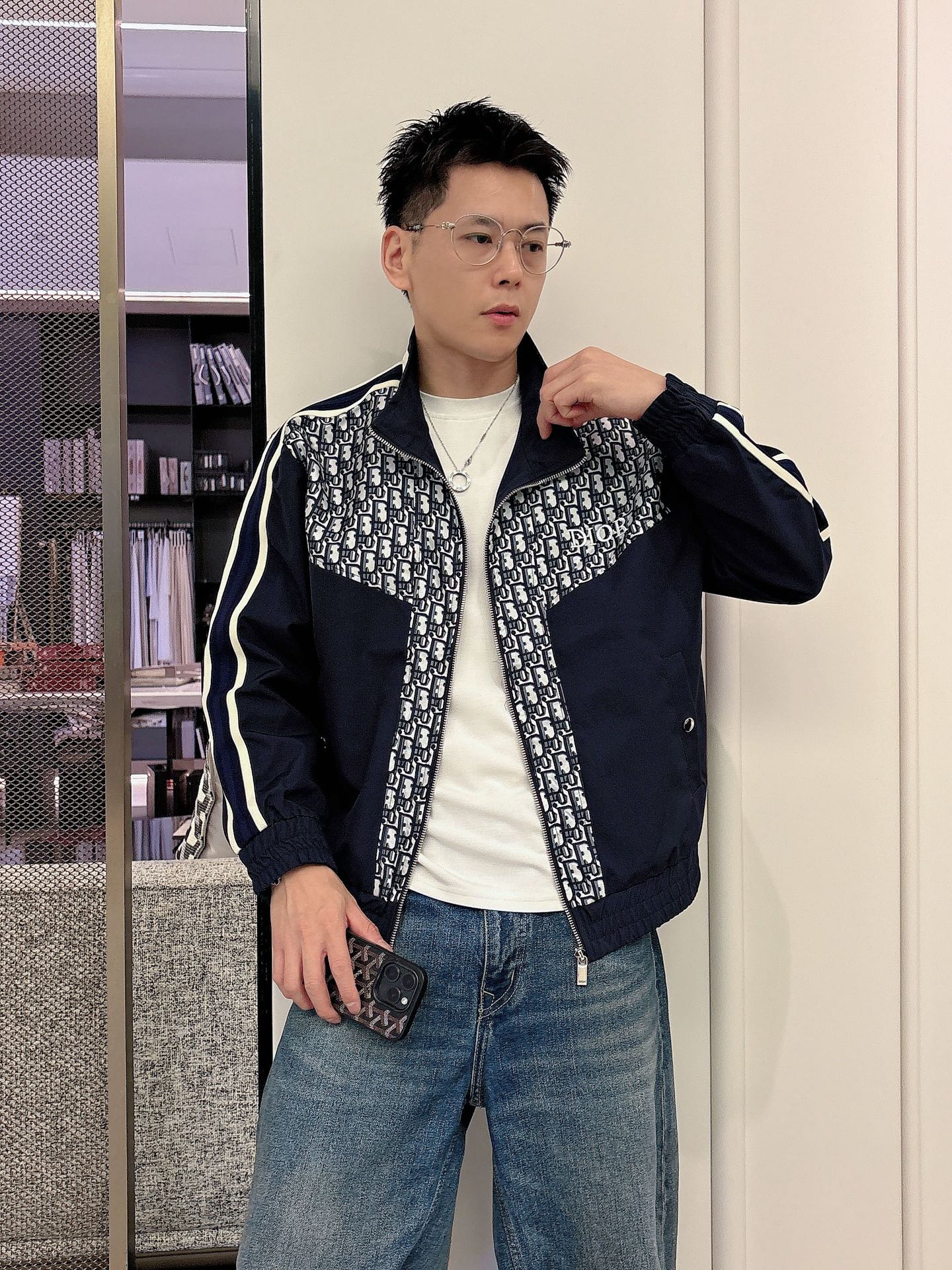 NO:595962,Dior's 2025 new autumn jacket, the new product on the show is in perfect condition, comfortable and warm, complete with three labels, full and attractive colors, very outstanding design, easily upgrades the fashion sense, extremely elegant and rigorous workmanship, neat and meticulous wiring!  A masterpiece from a famous designer!  The upper body does not look bloated and is super handsome!  Available sizes M ~ XXXL,,dior,jackets & coats,jackets & coats,alexander wang19860909迪奥 2025秋季新款夹克外套,秀场新品品相非常完美,舒适保暖,三标齐全色泽饱满诱人,非常出彩的设计,轻松将时髦感进阶,做工极为考究严谨,走线工整细致！大牌设计师巨作！上身不显臃肿、超级帅气！现货码数M ～ XXXL,,dior,jackets & coats,jackets & coats,alexander wang,Men's clothing