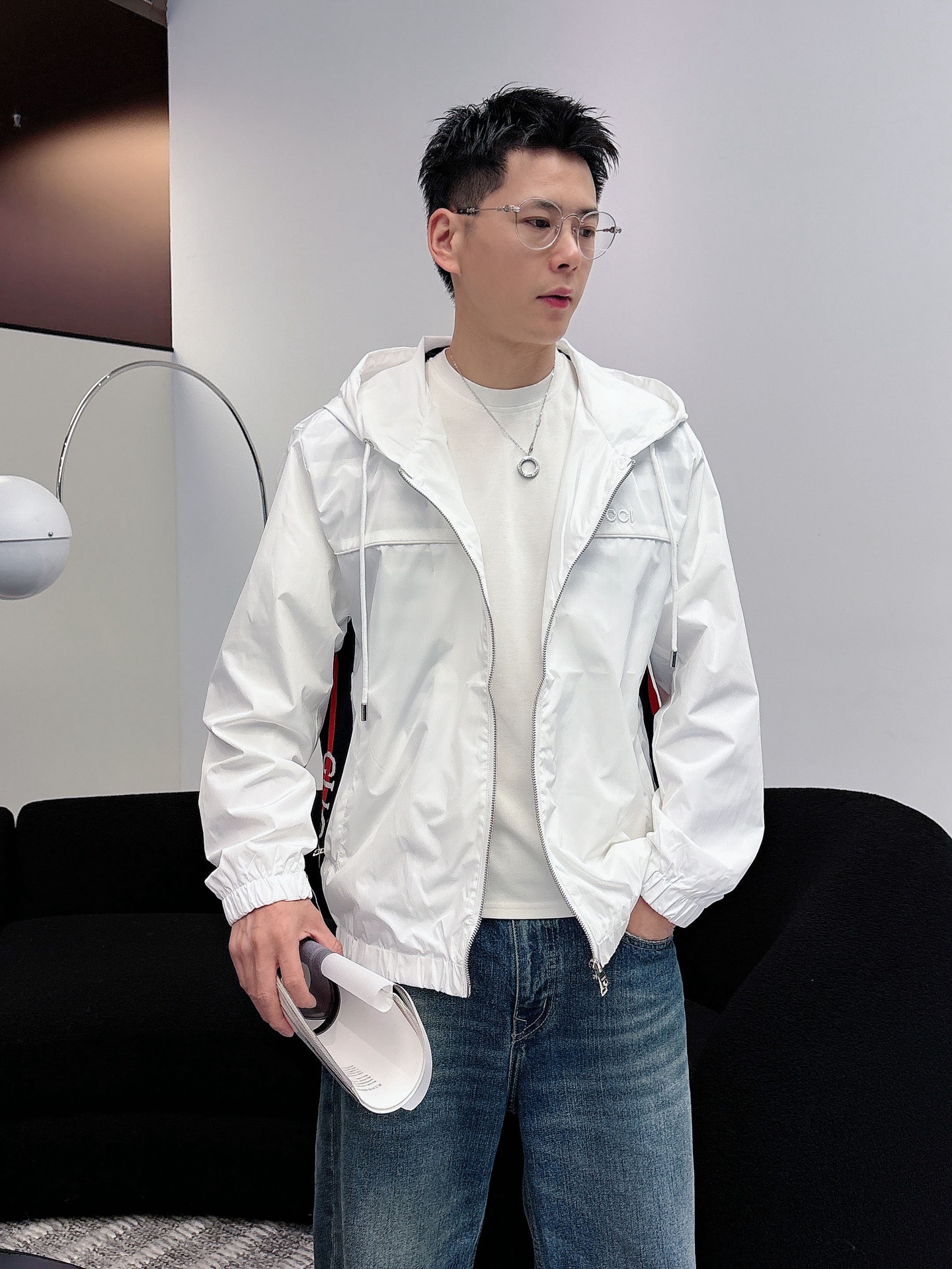 NO:595966,Gucci 2025 new autumn jacket, the new product on the show is in perfect condition, comfortable and warm, complete with three colors, full and attractive color, very outstanding design, easily upgrades the fashion sense, extremely elegant and rigorous workmanship, neat and meticulous wiring!  A masterpiece from a famous designer!  The upper body does not look bloated and is super handsome!  Available size M ~ XXXL,,jackets & coats,jackets & coats,alexander wang19860909古奇 2025秋季新款夹克外套,秀场新品品相非常完美,舒适保暖,三标齐全色泽饱满诱人,非常出彩的设计,轻松将时髦感进阶,做工极为考究严谨,走线工整细致！大牌设计师巨作！上身不显臃肿、超级帅气！现货码数M ～ XXXL,,jackets & coats,jackets & coats,alexander wang,Men's clothing