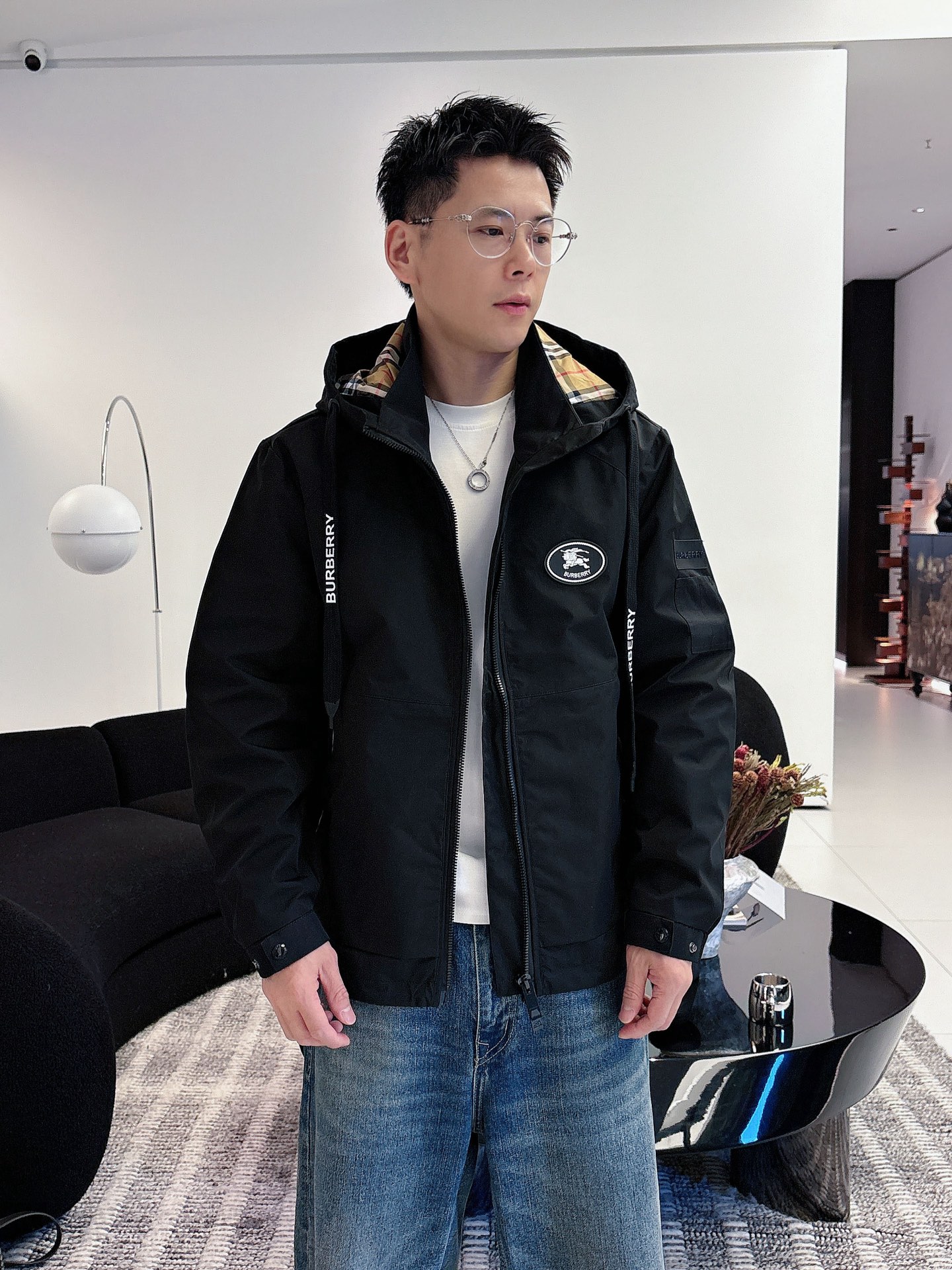 NO:595969,Burberry's 2025 new autumn jacket, the new product on the show is in perfect condition, comfortable and warm, complete with three colors, full and attractive color, very outstanding design, easily upgrades the fashion sense, extremely elegant and rigorous workmanship, neat and meticulous wiring!  A masterpiece from a famous designer!  The upper body does not look bloated and is super handsome!  Available size M ~ XXXL,,burberry,jackets & coats,jackets & coats,alexander wang19860909巴宝莉 2025秋季新款夹克外套,秀场新品品相非常完美,舒适保暖,三标齐全色泽饱满诱人,非常出彩的设计,轻松将时髦感进阶,做工极为考究严谨,走线工整细致！大牌设计师巨作！上身不显臃肿、超级帅气！现货码数M ～ XXXL,,burberry,jackets & coats,jackets & coats,alexander wang,Men's clothing