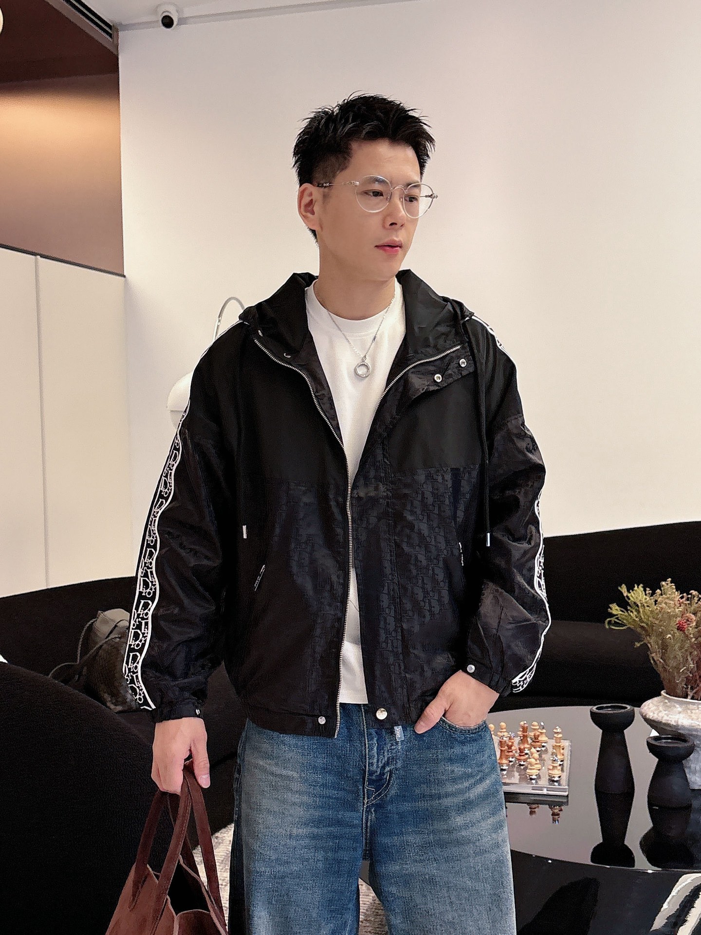 NO:595978,Dior's 2025 new autumn jacket, the new product on the show is in perfect condition, comfortable and warm, complete with three labels, full and attractive colors, very outstanding design, easily upgrades the fashion sense, extremely elegant and rigorous workmanship, neat and meticulous wiring!  A masterpiece from a famous designer!  The upper body does not look bloated and is super handsome!  Available sizes M ~ XXXL,,dior,jackets & coats,jackets & coats,alexander wang19860909迪奥 2025秋季新款夹克外套,秀场新品品相非常完美,舒适保暖,三标齐全色泽饱满诱人,非常出彩的设计,轻松将时髦感进阶,做工极为考究严谨,走线工整细致！大牌设计师巨作！上身不显臃肿、超级帅气！现货码数M ～ XXXL,,dior,jackets & coats,jackets & coats,alexander wang,Men's clothing