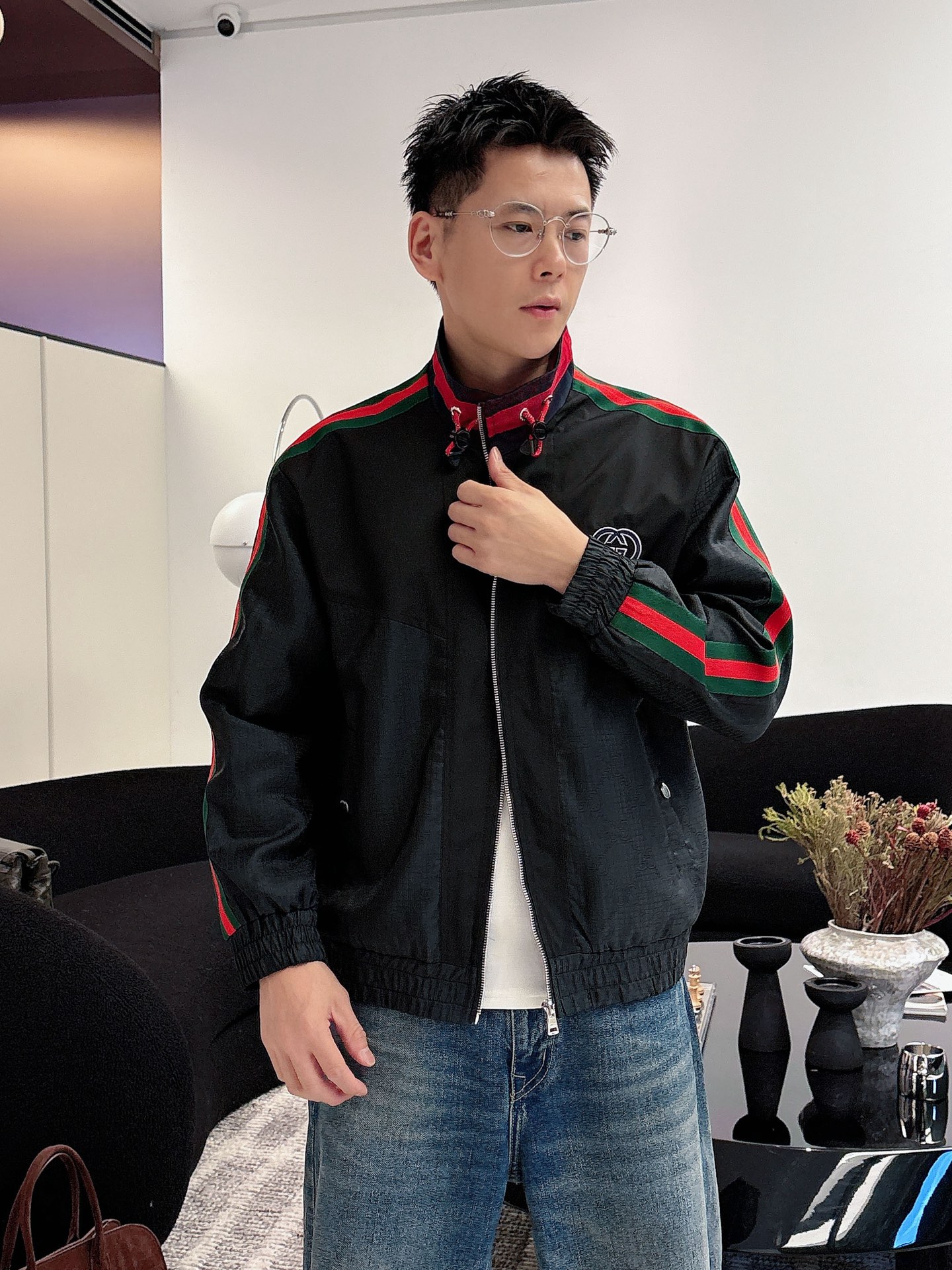 NO:595984,Gucci 2025 new autumn jacket, the new product on the show is in perfect condition, comfortable and warm, complete with three colors, full and attractive color, very outstanding design, easily upgrades the fashion sense, extremely elegant and rigorous workmanship, neat and meticulous wiring!  A masterpiece from a famous designer!  The upper body does not look bloated and is super handsome!  Available size M ~ XXXL,,jackets & coats,jackets & coats,alexander wang19860909古奇 2025秋季新款夹克外套,秀场新品品相非常完美,舒适保暖,三标齐全色泽饱满诱人,非常出彩的设计,轻松将时髦感进阶,做工极为考究严谨,走线工整细致！大牌设计师巨作！上身不显臃肿、超级帅气！现货码数M ～ XXXL,,jackets & coats,jackets & coats,alexander wang,Men's clothing