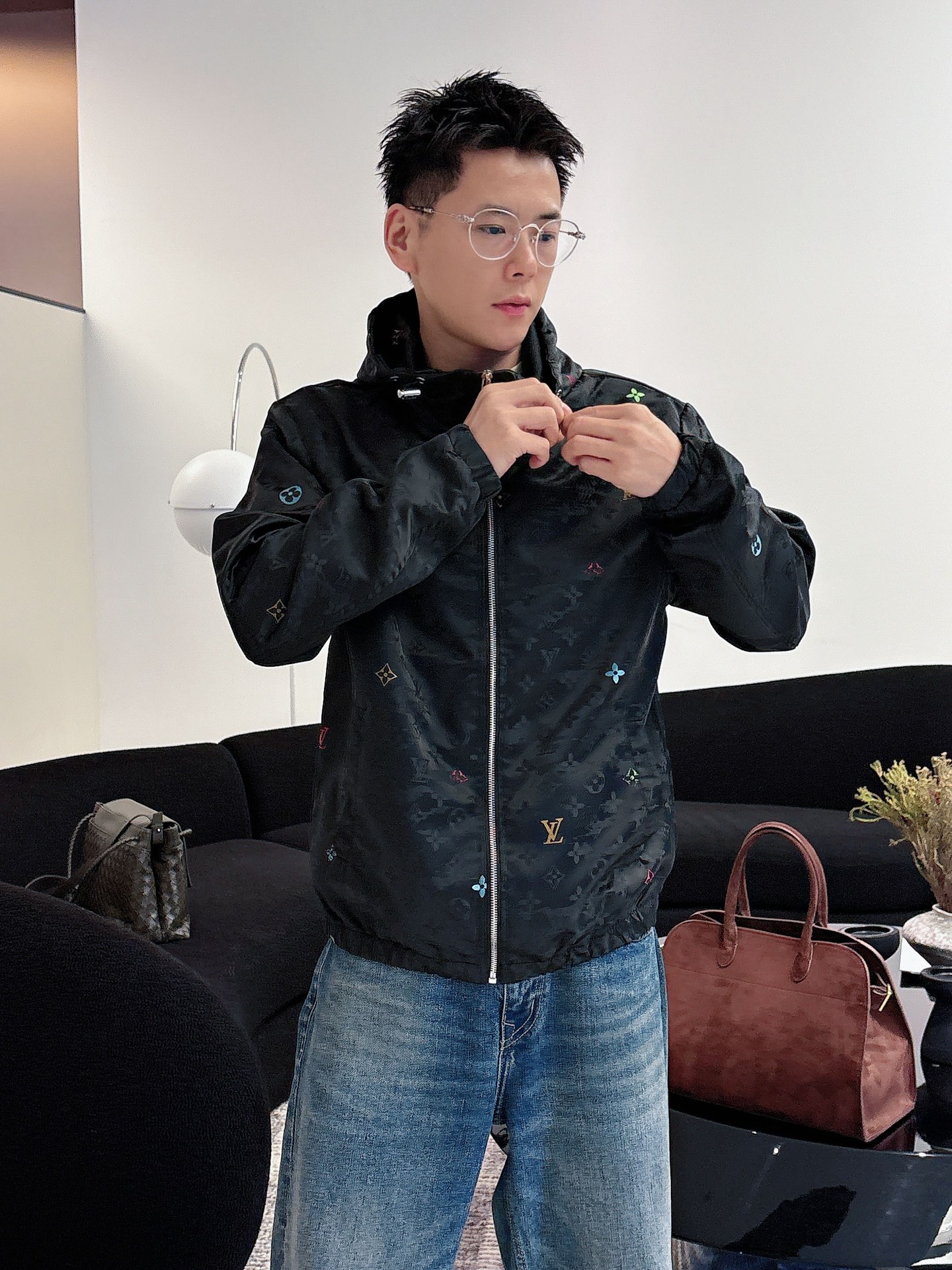 NO:595987,LV 2025 new autumn jacket, the new product on the show is in perfect condition, comfortable and warm, complete with three labels, full and attractive colors, very outstanding design, easily upgrades the fashion sense, extremely sophisticated and rigorous workmanship, neat and meticulous wiring!  A masterpiece from a famous designer!  The upper body does not look bloated and is super handsome!  Available sizes M ~ XXXL,,louis vuitton,jackets & coats,jackets & coats,alexander wang19860909LV 2025秋季新款夹克外套,秀场新品品相非常完美,舒适保暖,三标齐全色泽饱满诱人,非常出彩的设计,轻松将时髦感进阶,做工极为考究严谨,走线工整细致！大牌设计师巨作！上身不显臃肿、超级帅气！现货码数M ～ XXXL,,louis vuitton,jackets & coats,jackets & coats,alexander wang,Men's clothing