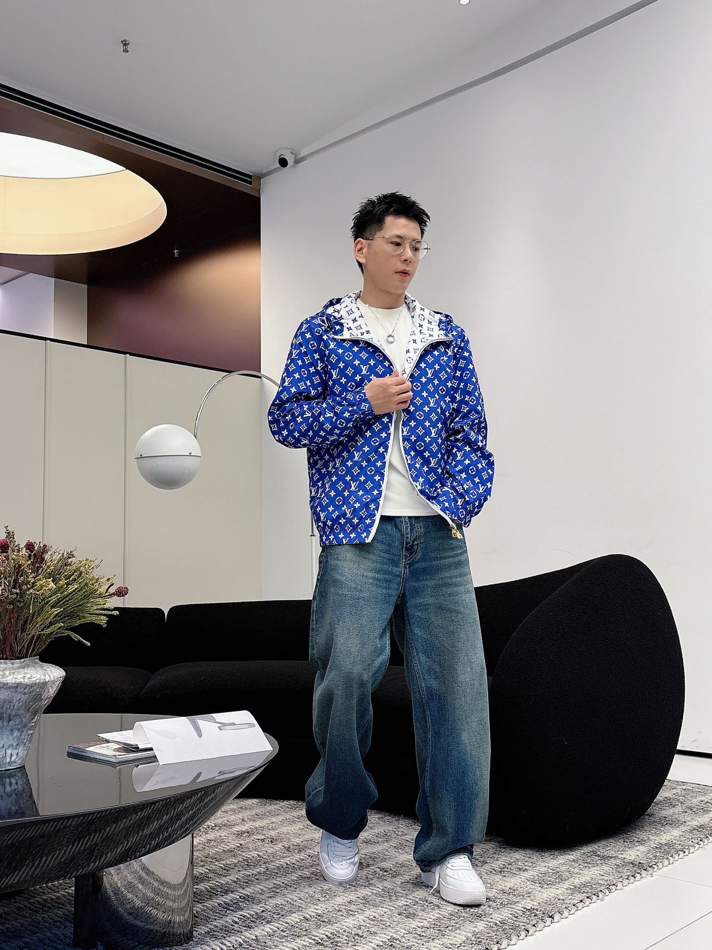 NO:595964,LV 2025 new autumn jacket, the new product on the show is in perfect condition, comfortable and warm, complete with three labels, full and attractive colors, very outstanding design, easily upgrades the fashion sense, extremely sophisticated and rigorous workmanship, neat and meticulous wiring!  A masterpiece from a famous designer!  The upper body does not look bloated and is super handsome!  Available sizes M ~ XXXL,,louis vuitton,jackets & coats,jackets & coats,alexander wang19860909LV 2025秋季新款夹克外套,秀场新品品相非常完美,舒适保暖,三标齐全色泽饱满诱人,非常出彩的设计,轻松将时髦感进阶,做工极为考究严谨,走线工整细致！大牌设计师巨作！上身不显臃肿、超级帅气！现货码数M ～ XXXL,,louis vuitton,jackets & coats,jackets & coats,alexander wang,Men's clothing