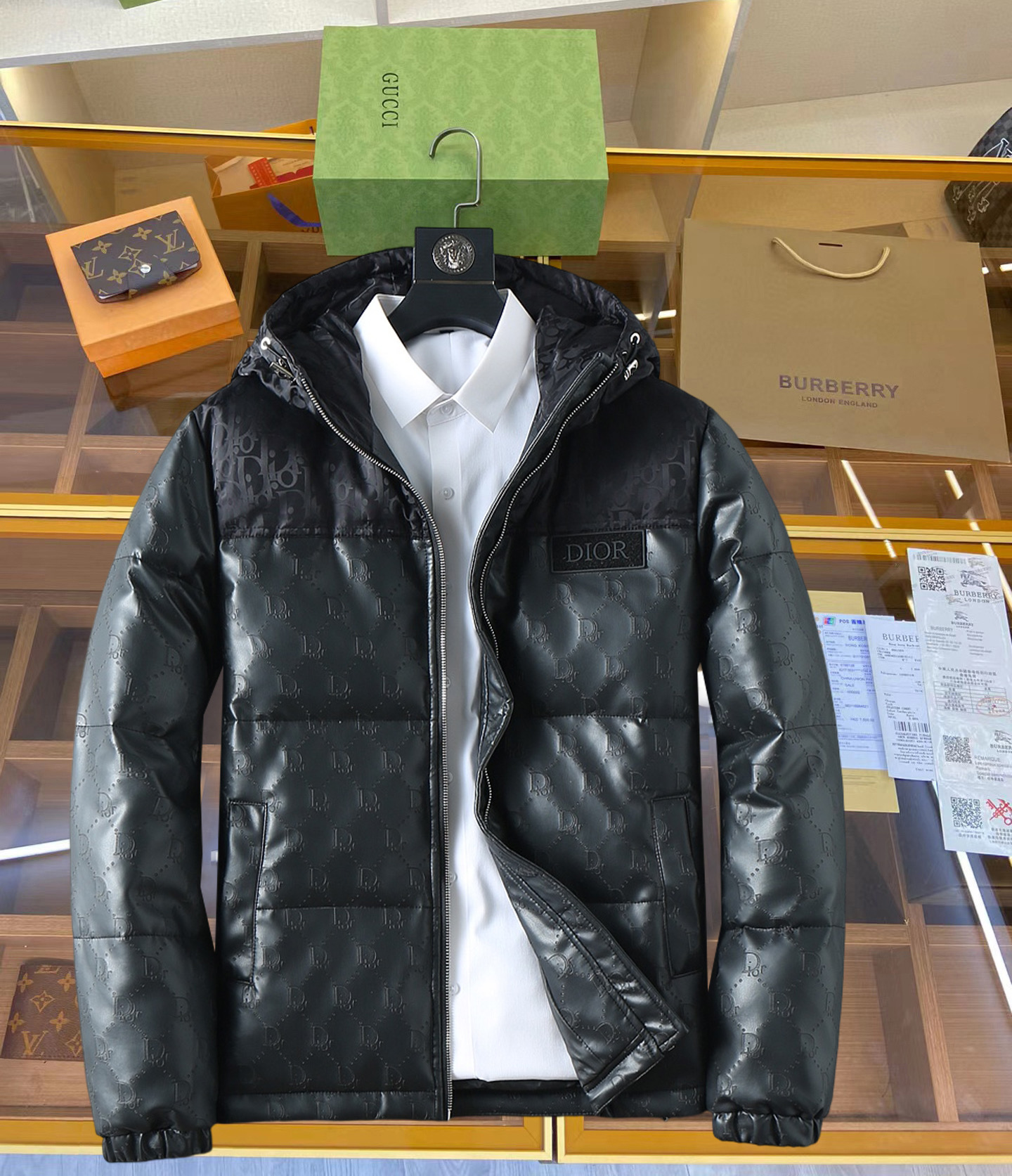 NO:711997,Supporting exchange after the end of the year, Dior's new 2025 autumn and winter down jacket. This is known as the most expensive down jacket in the world, all 90 down. With a classic logo combination, it is full of visual impact at first sight. It has better thermal insulation performance, is light and not heavy, and has good loft recovery after compression, and it can gather heat and lock in temperature!  Personalized color matching design, fresh and energetic!  There are too many versions circulating in the market. In addition to the different fabrics and workmanship, the biggest difference is that the filling is not goose down at all but feather silk or velvet, etc., and it is not easy to distinguish for those who don’t understand. In addition, the fabrics and workmanship are definitely not of the same level. In short, look for us and you will never go astray. All the exclusive full colors are purchased from genuine development. If you understand the quality of our down jackets, you can safely recommend it with your eyes closed. The three standards are complete!  Uniform series for men and women!  Size M-3XL. Maximum wear capacity is 200 pounds, dior, down jacket,19860909支持年后退换, 迪奥 2025秋冬新款羽绒服.这款号称羽绒服届最贵的,全部90绒的.带着经典的Logo组合搭配,第一眼看到就是满满的视觉冲击,保暖性能更出色,轻便不厚重,且压缩后的蓬松度恢复性好,聚热锁温！个性的拼色设计,清新有活力！市面流通的版本实在太多了,除了面料做工不同外,最大的区别就是填充物根本不是鹅绒而是羽丝或手感绒等等,而不懂的根本不容易区分.另外面料和做工也绝对不是一个级别,总之认准我们,让你绝对不跑偏,独家全色全部购入正版开发,懂我们家羽绒服质量的,完全可以放心闭眼推.三标齐全！男女同款系列！码数M-3XL.最大穿到200斤,,dior,down jacket,,Men's clothing