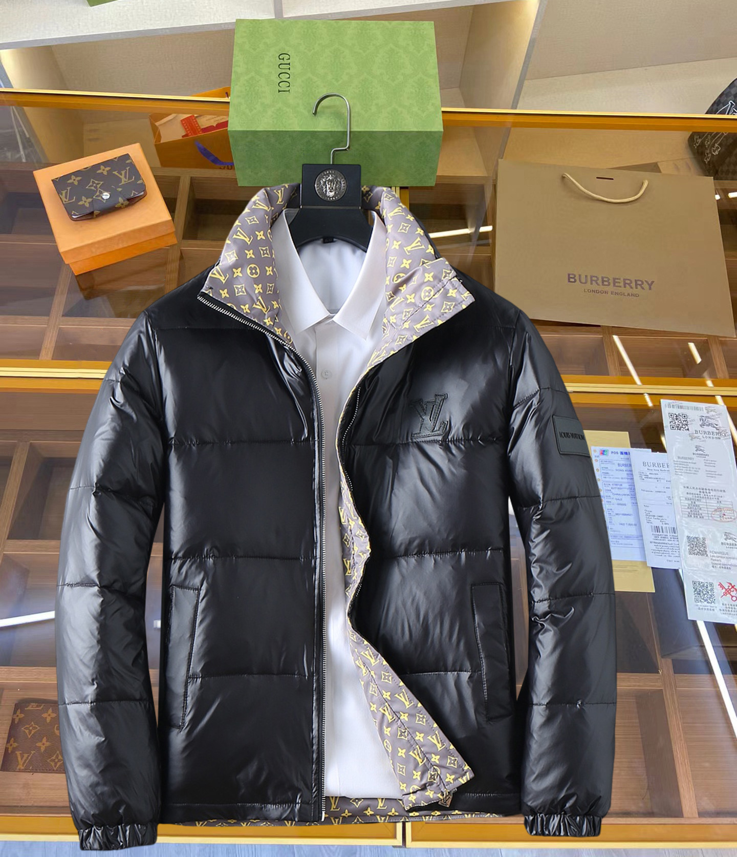NO:712000,Supporting exchange after the year, LV’s new 2025 autumn and winter down jacket. This is known as the most expensive down jacket in the world, all 90 down. With a classic logo combination, it is full of visual impact at first sight. It has better thermal insulation performance, is light and not heavy, and has good loft recovery after compression, and it can gather heat and lock in temperature!  Personalized color matching design, fresh and energetic!  There are too many versions circulating in the market. In addition to the different fabrics and workmanship, the biggest difference is that the filling is not goose down at all but feather silk or velvet, etc., and it is not easy to distinguish for those who don’t understand. In addition, the fabrics and workmanship are definitely not of the same level. In short, look for us and you will never go astray. All the exclusive full colors are purchased from genuine development. If you understand the quality of our down jackets, you can safely recommend it with your eyes closed. The three standards are complete!  Uniform series for men and women!  Size M-3XL. Maximum wear capacity is 200 pounds, Louis Vuitton, down jacket,19860909支持年后退换, LV 2025秋冬新款羽绒服.这款号称羽绒服届最贵的,全部90绒的.带着经典的Logo组合搭配,第一眼看到就是满满的视觉冲击,保暖性能更出色,轻便不厚重,且压缩后的蓬松度恢复性好,聚热锁温！个性的拼色设计,清新有活力！市面流通的版本实在太多了,除了面料做工不同外,最大的区别就是填充物根本不是鹅绒而是羽丝或手感绒等等,而不懂的根本不容易区分.另外面料和做工也绝对不是一个级别,总之认准我们,让你绝对不跑偏,独家全色全部购入正版开发,懂我们家羽绒服质量的,完全可以放心闭眼推.三标齐全！男女同款系列！码数M-3XL.最大穿到200斤,,louis vuitton,down jacket,,Men's clothing