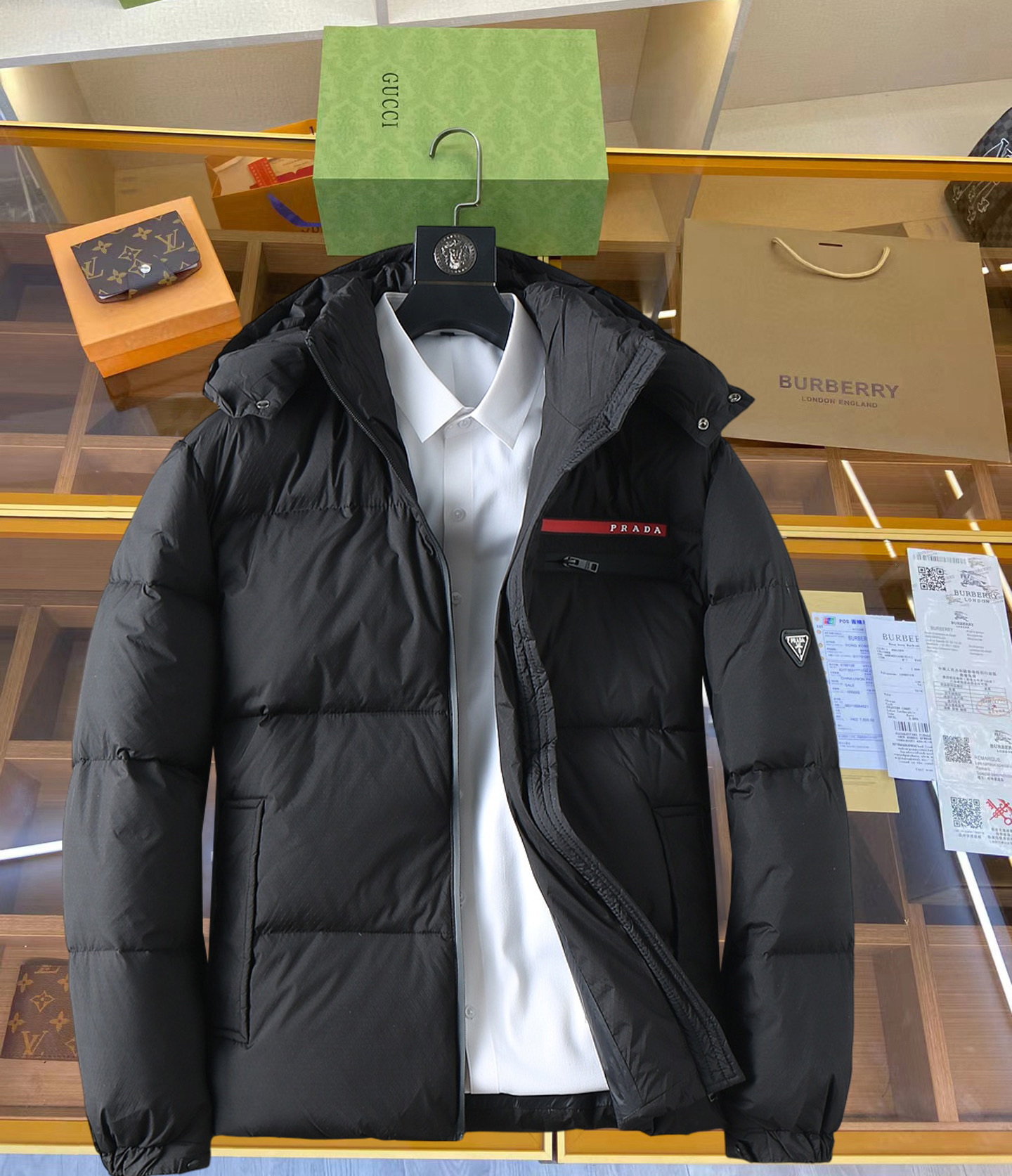 NO:711994,Supporting exchange after the end of the year, Prada's new 2025 autumn and winter down jacket. This is known as the most expensive down jacket in the world, all 90 down. With a classic logo combination, it is full of visual impact at first sight. It has better thermal insulation performance, is light and not heavy, and has good loft recovery after compression, and it can gather heat and lock in temperature!  Personalized color matching design, fresh and energetic!  There are too many versions circulating in the market. In addition to the different fabrics and workmanship, the biggest difference is that the filling is not goose down at all but feather silk or velvet, etc., and it is not easy to distinguish for those who don’t understand. In addition, the fabrics a19860909支持年后退换, 普拉达 2025秋冬新款羽绒服.这款号称羽绒服届最贵的,全部90绒的.带着经典的Logo组合搭配,第一眼看到就是满满的视觉冲击,保暖性能更出色,轻便不厚重,且压缩后的蓬松度恢复性好,聚热锁温！个性的拼色设计,清新有活力！市面流通的版本实在太多了,除了面料做工不同外,最大的区别就是填充物根本不是鹅绒而是羽丝或手感绒等等,而不懂的根本不容易区分.另外面料和做工也绝对不是一个级别,总之认准我们,让你绝对不跑偏,独家全色全部购入正版开发,懂我们家羽绒服质量的,完全可以放心闭眼推.三标齐全！男女同款系列！码数M-3XL.最大穿到200斤,,prada,down jacket,,Men's clothing