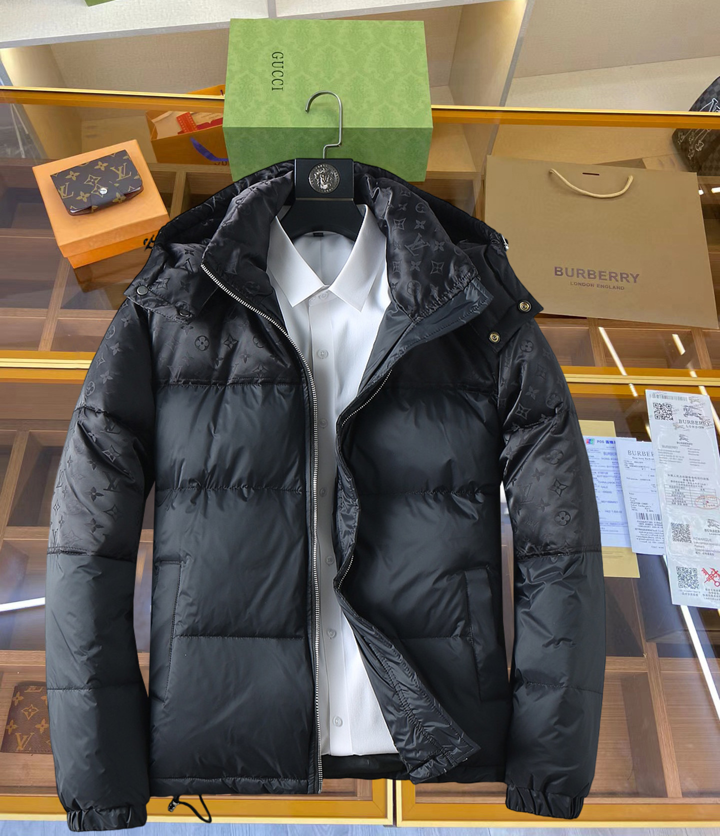 NO:711961,Supporting exchange after the year, LV’s new 2025 autumn and winter down jacket. This is known as the most expensive down jacket in the world, all 90 down. With a classic logo combination, it is full of visual impact at first sight. It has better thermal insulation performance, is light and not heavy, and has good loft recovery after compression, and it can gather heat and lock in temperature!  Personalized color matching design, fresh and energetic!  There are too many versions circulating in the market. In addition to the different fabrics and workmanship, the biggest difference is that the filling is not goose down at all but feather silk or velvet, etc., and it is not easy to distinguish for those who don’t understand. In addition, the fabrics and workmanship are definitely not of the same level. In short, look for us and you will never go astray. All the exclusive full colors are purchased from genuine development. If you understand the quality of our down jackets, you can safely recommend it with your eyes closed. The three standards are complete!  Uniform series for men and women!  Size M-3XL. Maximum wear capacity is 200 pounds, Louis Vuitton, down jacket,19860909支持年后退换, LV 2025秋冬新款羽绒服.这款号称羽绒服届最贵的,全部90绒的.带着经典的Logo组合搭配,第一眼看到就是满满的视觉冲击,保暖性能更出色,轻便不厚重,且压缩后的蓬松度恢复性好,聚热锁温！个性的拼色设计,清新有活力！市面流通的版本实在太多了,除了面料做工不同外,最大的区别就是填充物根本不是鹅绒而是羽丝或手感绒等等,而不懂的根本不容易区分.另外面料和做工也绝对不是一个级别,总之认准我们,让你绝对不跑偏,独家全色全部购入正版开发,懂我们家羽绒服质量的,完全可以放心闭眼推.三标齐全！男女同款系列！码数M-3XL.最大穿到200斤,,louis vuitton,down jacket,,Men's clothing