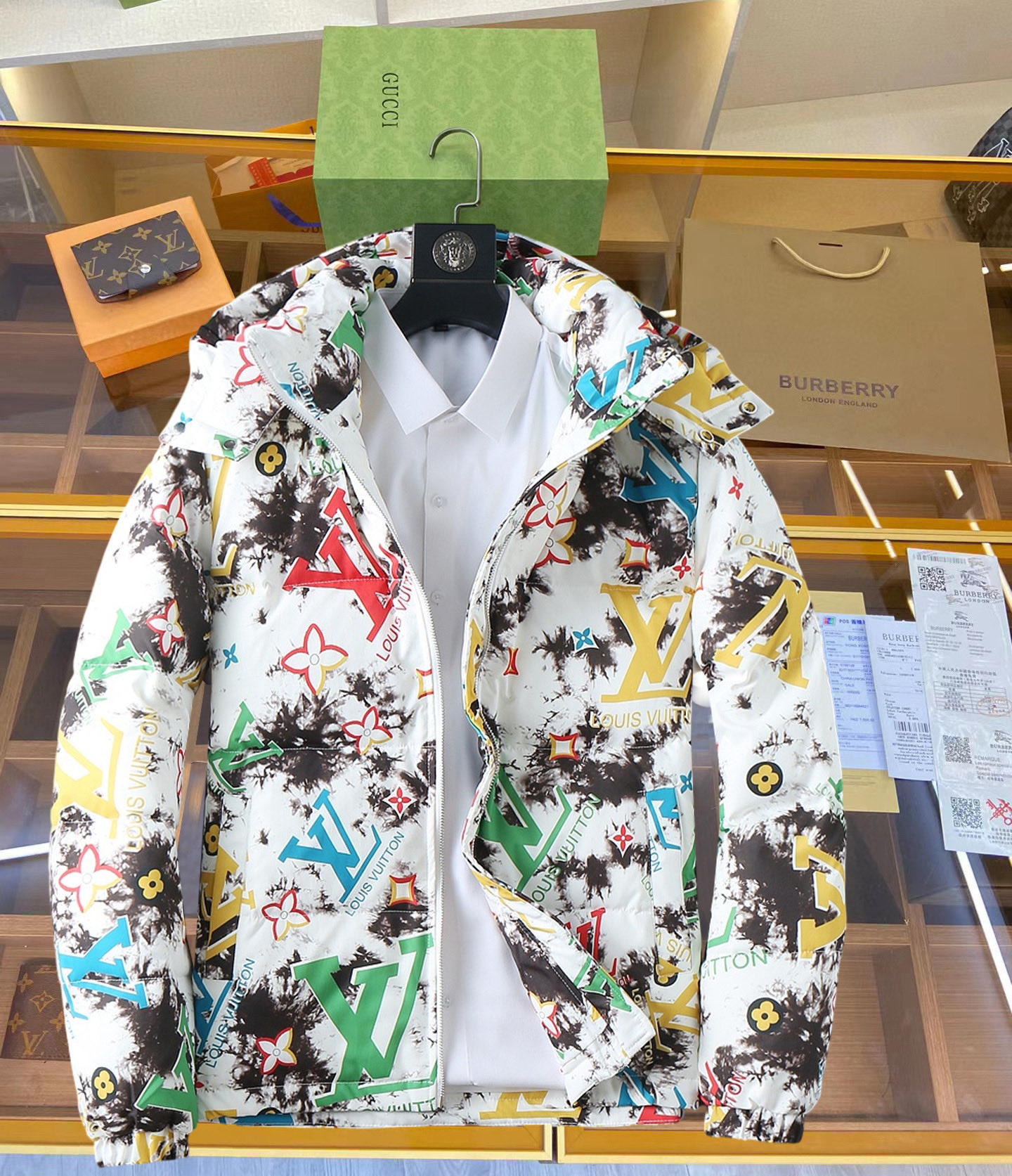 NO:711988,Supporting exchange after the year, LV’s new 2025 autumn and winter down jacket. This is known as the most expensive down jacket in the world, all 90 down. With a classic logo combination, it is full of visual impact at first sight. It has better thermal insulation performance, is light and not heavy, and has good loft recovery after compression, and it can gather heat and lock in temperature!  Personalized color matching design, fresh and energetic!  There are too many versions circulating in the market. In addition to the different fabrics and workmanship, the biggest difference is that the filling is not goose down at all but feather silk or velvet, etc., and it is not easy to distinguish for those who don’t understand. In addition, the fabrics and workmanship are definitely not of the same level. In short, look for us and you will never go astray. All the exclusive full colors are purchased from genuine development. If you understand the quality of our down jackets, you can safely recommend it with your eyes closed. The three standards are complete!  Uniform series for men and women!  Size M-3XL. Maximum wear capacity is 200 pounds, Louis Vuitton, down jacket,19860909支持年后退换, LV 2025秋冬新款羽绒服.这款号称羽绒服届最贵的,全部90绒的.带着经典的Logo组合搭配,第一眼看到就是满满的视觉冲击,保暖性能更出色,轻便不厚重,且压缩后的蓬松度恢复性好,聚热锁温！个性的拼色设计,清新有活力！市面流通的版本实在太多了,除了面料做工不同外,最大的区别就是填充物根本不是鹅绒而是羽丝或手感绒等等,而不懂的根本不容易区分.另外面料和做工也绝对不是一个级别,总之认准我们,让你绝对不跑偏,独家全色全部购入正版开发,懂我们家羽绒服质量的,完全可以放心闭眼推.三标齐全！男女同款系列！码数M-3XL.最大穿到200斤,,louis vuitton,down jacket,,Men's clothing