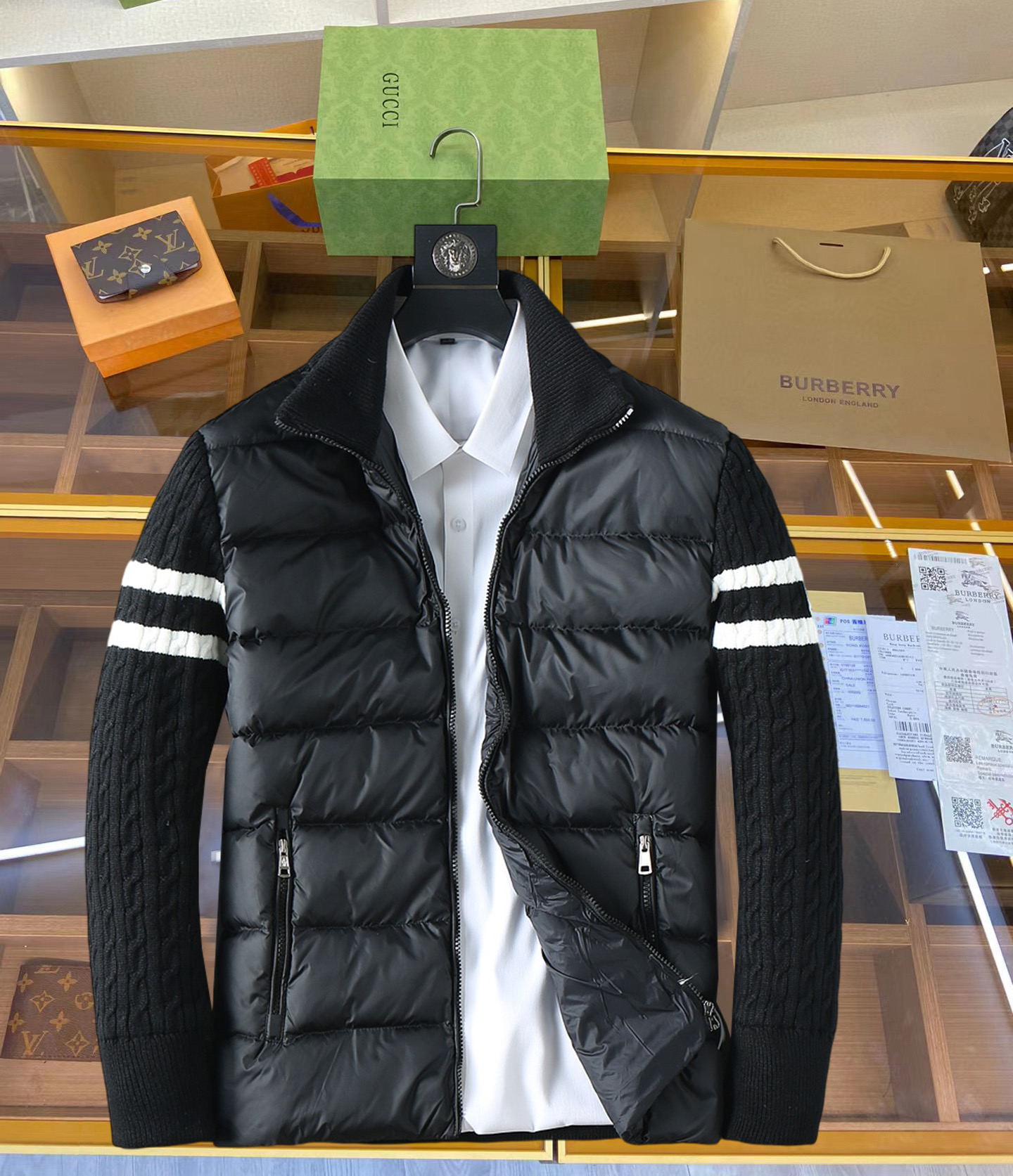 NO:711955,Supporting exchange after the end of the year, Mengkou's 2025 autumn and winter new down jacket. This is known as the most expensive down jacket in the world, all 90 down. With a classic logo combination, it is full of visual impact at first sight. It has better thermal insulation performance, is light and not heavy, and has good loft recovery after compression, and it can gather heat and lock in temperature!  Personalized color matching design, fresh and energetic!  There are too many versions circulating in the market. In addition to the different fabrics and workmanship, the biggest difference is that the filling is not goose down at all but feather silk or velvet, etc., and it is not easy to distinguish for those who don’t understand. In addition, the fabrics and workmanship are definitely not of the same level. In short, look for us and you will never go astray. All the exclusive full colors are purchased from genuine development. If you understand the quality of our down jackets, you can safely recommend it with your eyes closed. The three standards are complete!  Uniform series for men and women!  Size M-3XL. Maximum wear weight is 200 pounds, Moncler, down jacket,19860909支持年后退换, 蒙口 2025秋冬新款羽绒服.这款号称羽绒服届最贵的,全部90绒的.带着经典的Logo组合搭配,第一眼看到就是满满的视觉冲击,保暖性能更出色,轻便不厚重,且压缩后的蓬松度恢复性好,聚热锁温！个性的拼色设计,清新有活力！市面流通的版本实在太多了,除了面料做工不同外,最大的区别就是填充物根本不是鹅绒而是羽丝或手感绒等等,而不懂的根本不容易区分.另外面料和做工也绝对不是一个级别,总之认准我们,让你绝对不跑偏,独家全色全部购入正版开发,懂我们家羽绒服质量的,完全可以放心闭眼推.三标齐全！男女同款系列！码数M-3XL.最大穿到200斤,,Moncler,down jacket,,Men's clothing