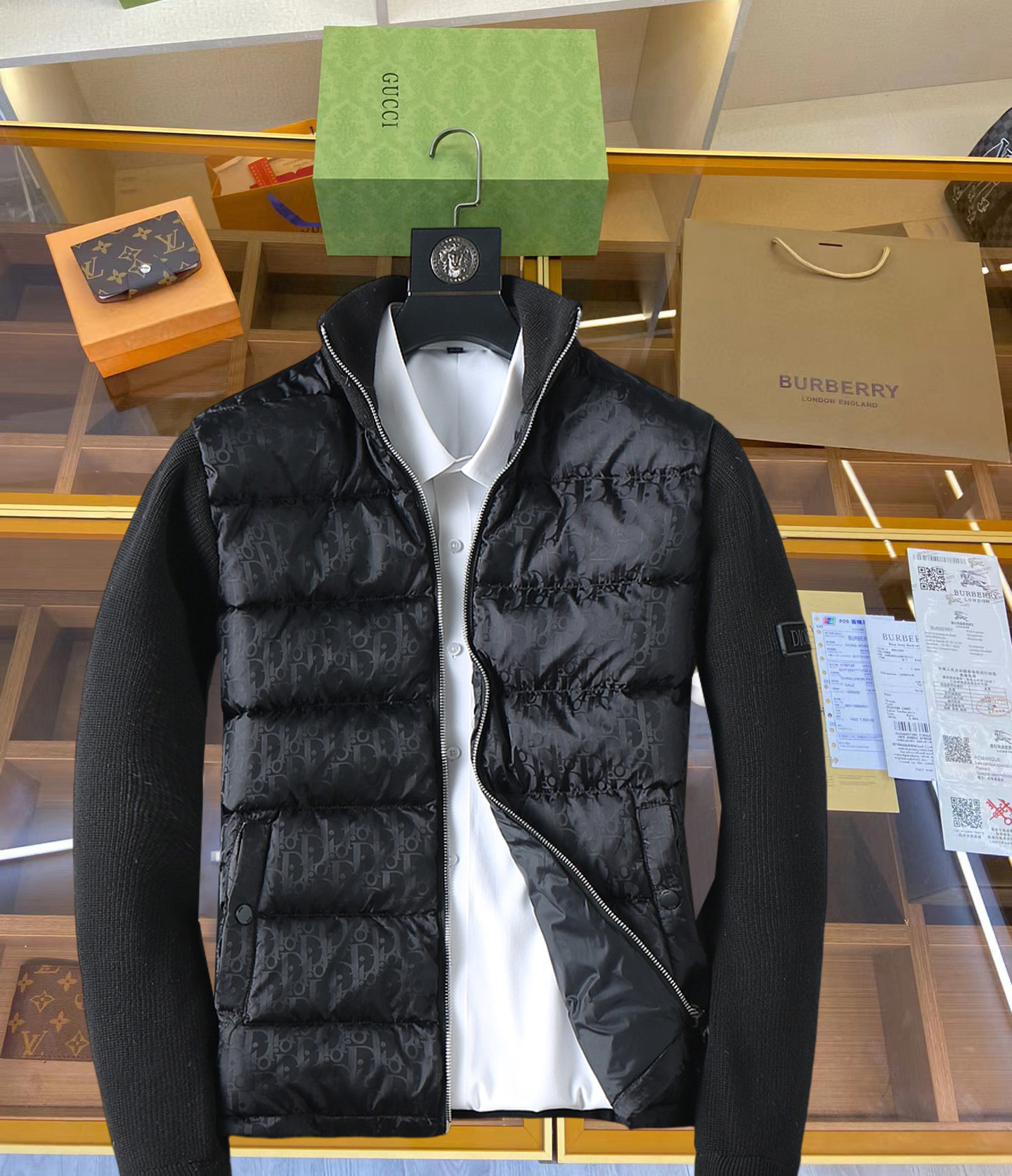 NO:711958,Supporting exchange after the end of the year, Dior's new 2025 autumn and winter down jacket. This is known as the most expensive down jacket in the world, all 90 down. With a classic logo combination, it is full of visual impact at first sight. It has better thermal insulation performance, is light and not heavy, and has good loft recovery after compression, and it can gather heat and lock in temperature!  Personalized color matching design, fresh and energetic!  There are too many versions circulating in the market. In addition to the different fabrics and workmanship, the biggest difference is that the filling is not goose down at all but feather silk or velvet, etc., and it is not easy to distinguish for those who don’t understand. In addition, the fabrics and workmanship are definitely not of the same level. In short, look for us and you will never go astray. All the exclusive full colors are purchased from genuine development. If you understand the quality of our down jackets, you can safely recommend it with your eyes closed. The three standards are complete!  Uniform series for men and women!  Size M-3XL. Maximum wear capacity is 200 pounds, dior, down jacket,19860909支持年后退换, 迪奥 2025秋冬新款羽绒服.这款号称羽绒服届最贵的,全部90绒的.带着经典的Logo组合搭配,第一眼看到就是满满的视觉冲击,保暖性能更出色,轻便不厚重,且压缩后的蓬松度恢复性好,聚热锁温！个性的拼色设计,清新有活力！市面流通的版本实在太多了,除了面料做工不同外,最大的区别就是填充物根本不是鹅绒而是羽丝或手感绒等等,而不懂的根本不容易区分.另外面料和做工也绝对不是一个级别,总之认准我们,让你绝对不跑偏,独家全色全部购入正版开发,懂我们家羽绒服质量的,完全可以放心闭眼推.三标齐全！男女同款系列！码数M-3XL.最大穿到200斤,,dior,down jacket,,Men's clothing