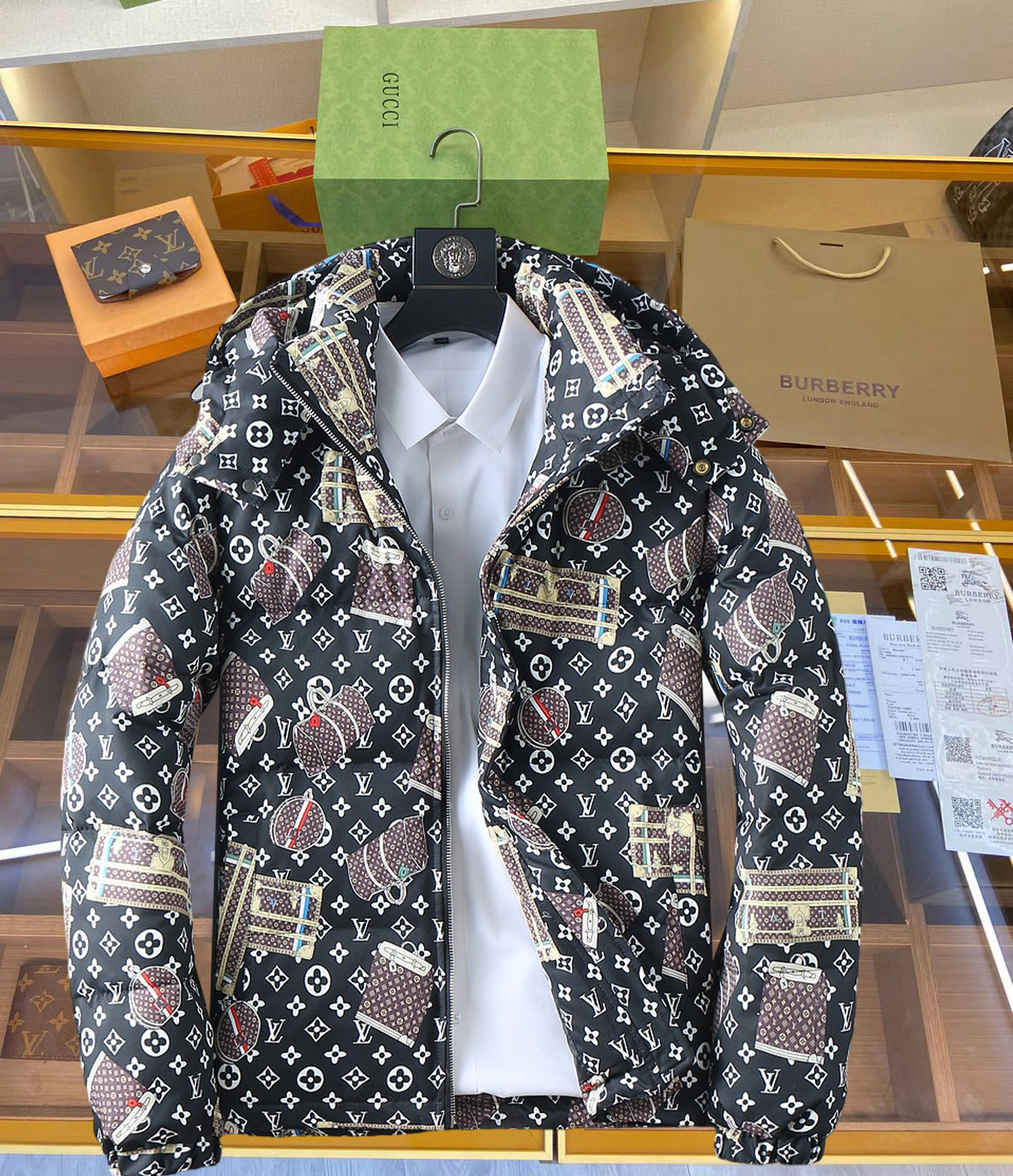 NO:711977,Supporting exchange after the year, LV’s new 2025 autumn and winter down jacket. This is known as the most expensive down jacket in the world, all 90 down. With a classic logo combination, it is full of visual impact at first sight. It has better thermal insulation performance, is light and not heavy, and has good loft recovery after compression, and it can gather heat and lock in temperature!  Personalized color matching design, fresh and energetic!  There are too many versions circulating in the market. In addition to the different fabrics and workmanship, the biggest difference is that the filling is not goose down at all but feather silk or velvet, etc., and it is not easy to distinguish for those who don’t understand. In addition, the fabrics and workmanship are definitely not of the same level. In short, look for us and you will never go astray. All the exclusive full colors are purchased from genuine development. If you understand the quality of our down jackets, you can safely recommend it with your eyes closed. The three standards are complete!  Uniform series for men and women!  Size M-3XL. Maximum wear capacity is 200 pounds, Louis Vuitton, down jacket,19860909支持年后退换, LV 2025秋冬新款羽绒服.这款号称羽绒服届最贵的,全部90绒的.带着经典的Logo组合搭配,第一眼看到就是满满的视觉冲击,保暖性能更出色,轻便不厚重,且压缩后的蓬松度恢复性好,聚热锁温！个性的拼色设计,清新有活力！市面流通的版本实在太多了,除了面料做工不同外,最大的区别就是填充物根本不是鹅绒而是羽丝或手感绒等等,而不懂的根本不容易区分.另外面料和做工也绝对不是一个级别,总之认准我们,让你绝对不跑偏,独家全色全部购入正版开发,懂我们家羽绒服质量的,完全可以放心闭眼推.三标齐全！男女同款系列！码数M-3XL.最大穿到200斤,,louis vuitton,down jacket,,Men's clothing