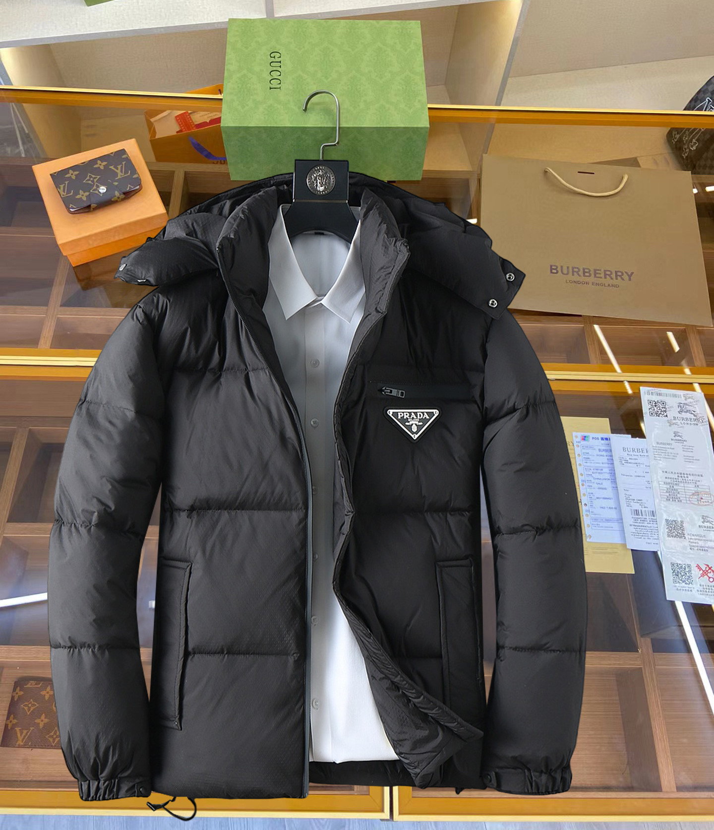 NO:711979,Supporting exchange after the end of the year, Prada's new 2025 autumn and winter down jacket. This is known as the most expensive down jacket in the world, all 90 down. With a classic logo combination, it is full of visual impact at first sight. It has better thermal insulation performance, is light and not heavy, and has good loft recovery after compression, and it can gather heat and lock in temperature!  Personalized color matching design, fresh and energetic!  There are too many versions circulating in the market. In addition to the different fabrics and workmanship, the biggest difference is that the filling is not goose down at all but feather silk or velvet, etc., and it is not easy to distinguish for those who don’t understand. In addition, the fabrics and workmanship are definitely not of the same level. In short, look for us and you will never go astray. All the exclusive full colors are purchased from genuine development. If you understand the quality of our down jackets, you can safely recommend it with your eyes closed. The three standards are complete!  Uniform series for men and women!  Size M-3XL. Maximum wear is 200 pounds, prada, down jacket,19860909支持年后退换, 普拉达 2025秋冬新款羽绒服.这款号称羽绒服届最贵的,全部90绒的.带着经典的Logo组合搭配,第一眼看到就是满满的视觉冲击,保暖性能更出色,轻便不厚重,且压缩后的蓬松度恢复性好,聚热锁温！个性的拼色设计,清新有活力！市面流通的版本实在太多了,除了面料做工不同外,最大的区别就是填充物根本不是鹅绒而是羽丝或手感绒等等,而不懂的根本不容易区分.另外面料和做工也绝对不是一个级别,总之认准我们,让你绝对不跑偏,独家全色全部购入正版开发,懂我们家羽绒服质量的,完全可以放心闭眼推.三标齐全！男女同款系列！码数M-3XL.最大穿到200斤,,prada,down jacket,,Men's clothing