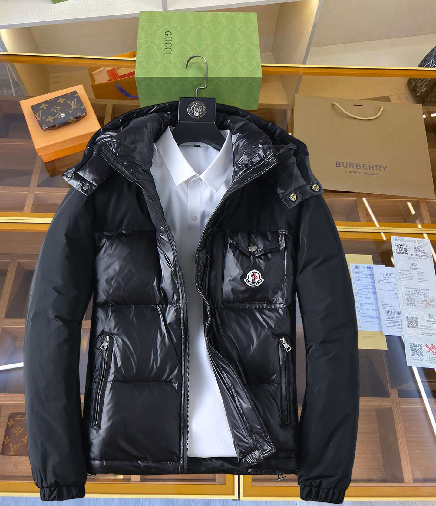 NO:711970,Supporting exchange after the end of the year, Mengkou's 2025 autumn and winter new down jacket. This is known as the most expensive down jacket in the world, all 90 down. With a classic logo combination, it is full of visual impact at first sight. It has better thermal insulation performance, is light and not heavy, and has good loft recovery after compression, and it can gather heat and lock in temperature!  Personalized color matching design, fresh and energetic!  There are too many versions circulating in the market. In addition to the different fabrics and workmanship, the biggest difference is that the filling is not goose down at all but feather silk or velvet, etc., and it is not easy to distinguish for those who don’t understand. In addition, the fabrics and workmanship are definitely not of the same level. In short, look for us and you will never go astray. All the exclusive full colors are purchased from genuine development. If you understand the quality of our down jackets, you can safely recommend it with your eyes closed. The three standards are complete!  Uniform series for men and women!  Size M-3XL. Maximum wear weight is 200 pounds, Moncler, down jacket,19860909支持年后退换, 蒙口 2025秋冬新款羽绒服.这款号称羽绒服届最贵的,全部90绒的.带着经典的Logo组合搭配,第一眼看到就是满满的视觉冲击,保暖性能更出色,轻便不厚重,且压缩后的蓬松度恢复性好,聚热锁温！个性的拼色设计,清新有活力！市面流通的版本实在太多了,除了面料做工不同外,最大的区别就是填充物根本不是鹅绒而是羽丝或手感绒等等,而不懂的根本不容易区分.另外面料和做工也绝对不是一个级别,总之认准我们,让你绝对不跑偏,独家全色全部购入正版开发,懂我们家羽绒服质量的,完全可以放心闭眼推.三标齐全！男女同款系列！码数M-3XL.最大穿到200斤,,Moncler,down jacket,,Men's clothing