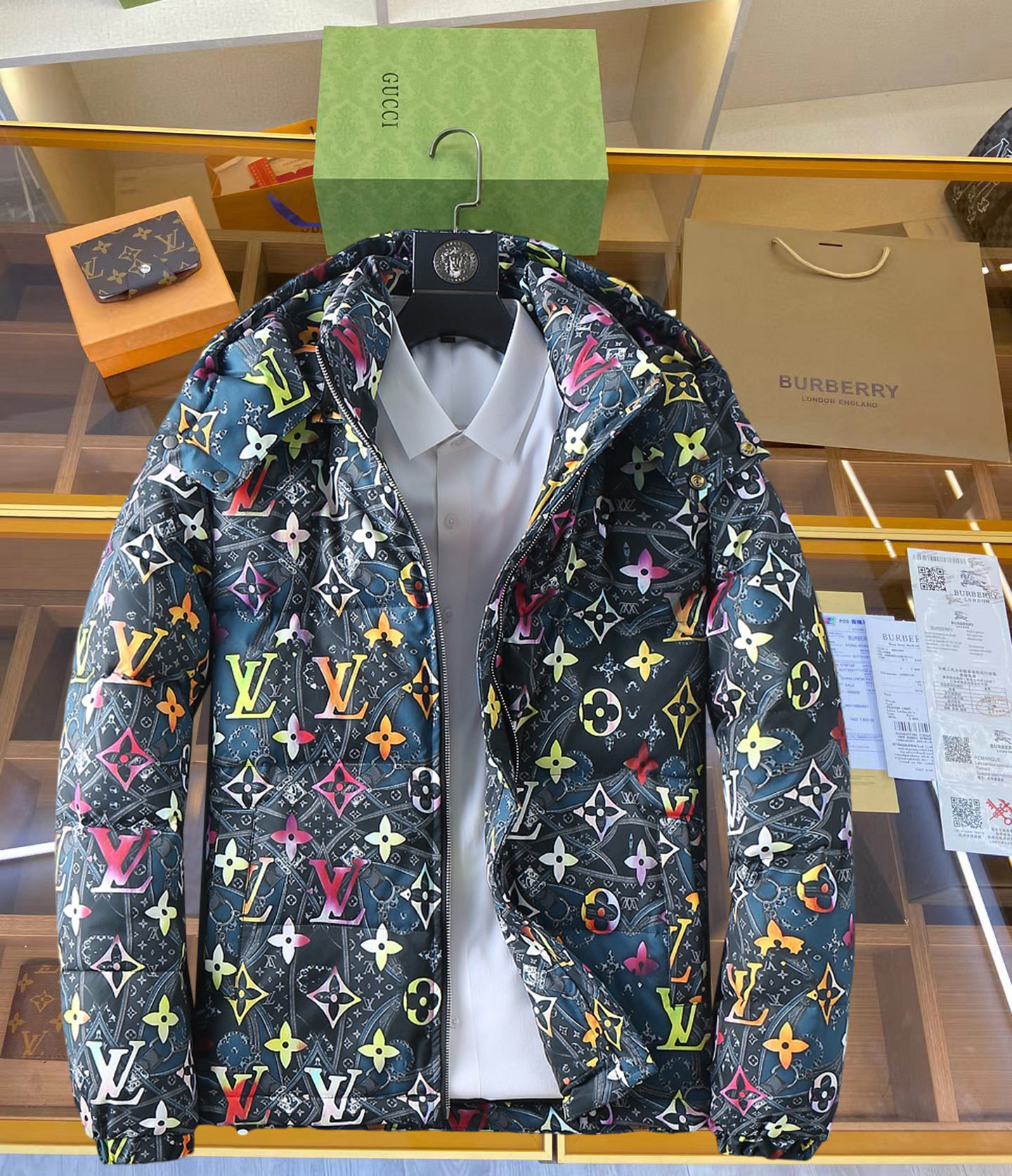 NO:711968,Supporting exchange after the year, LV’s new 2025 autumn and winter down jacket. This is known as the most expensive down jacket in the world, all 90 down. With a classic logo combination, it is full of visual impact at first sight. It has better thermal insulation performance, is light and not heavy, and has good loft recovery after compression, and it can gather heat and lock in temperature!  Personalized color matching design, fresh and energetic!  There are too many versions circulating in the market. In addition to the different fabrics and workmanship, the biggest difference is that the filling is not goose down at all but feather silk or velvet, etc., and it is not easy to distinguish for those who don’t understand. In addition, the fabrics and workmanship are definitely not of the same level. In short, look for us and you will never go astray. All the exclusive full colors are purchased from genuine development. If you understand the quality of our down jackets, you can safely recommend it with your eyes closed. The three standards are complete!  Uniform series for men and women!  Size M-3XL. Maximum wear capacity is 200 pounds, Louis Vuitton, down jacket,19860909支持年后退换, LV 2025秋冬新款羽绒服.这款号称羽绒服届最贵的,全部90绒的.带着经典的Logo组合搭配,第一眼看到就是满满的视觉冲击,保暖性能更出色,轻便不厚重,且压缩后的蓬松度恢复性好,聚热锁温！个性的拼色设计,清新有活力！市面流通的版本实在太多了,除了面料做工不同外,最大的区别就是填充物根本不是鹅绒而是羽丝或手感绒等等,而不懂的根本不容易区分.另外面料和做工也绝对不是一个级别,总之认准我们,让你绝对不跑偏,独家全色全部购入正版开发,懂我们家羽绒服质量的,完全可以放心闭眼推.三标齐全！男女同款系列！码数M-3XL.最大穿到200斤,,louis vuitton,down jacket,,Men's clothing