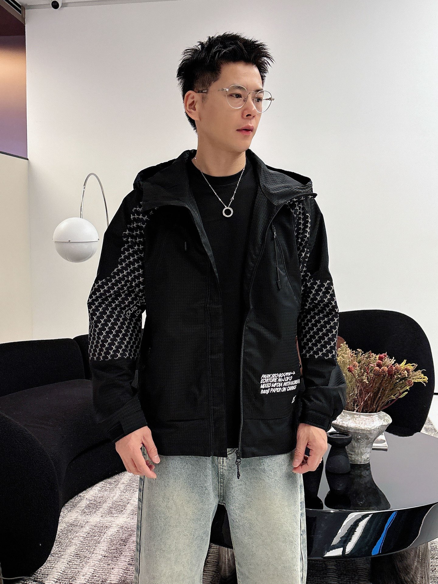 NO:595977,LV 2025 new autumn jacket, the new product on the show is in perfect condition, comfortable and warm, complete with three labels, full and attractive colors, very outstanding design, easily upgrades the fashion sense, extremely sophisticated and rigorous workmanship, neat and meticulous wiring!  A masterpiece from a famous designer!  The upper body does not look bloated and is super handsome!  Available sizes M ~ XXXL,,louis vuitton,jackets & coats,jackets & coats,alexander wang19860909LV 2025秋季新款夹克外套,秀场新品品相非常完美,舒适保暖,三标齐全色泽饱满诱人,非常出彩的设计,轻松将时髦感进阶,做工极为考究严谨,走线工整细致！大牌设计师巨作！上身不显臃肿、超级帅气！现货码数M ～ XXXL,,louis vuitton,jackets & coats,jackets & coats,alexander wang,Men's clothing