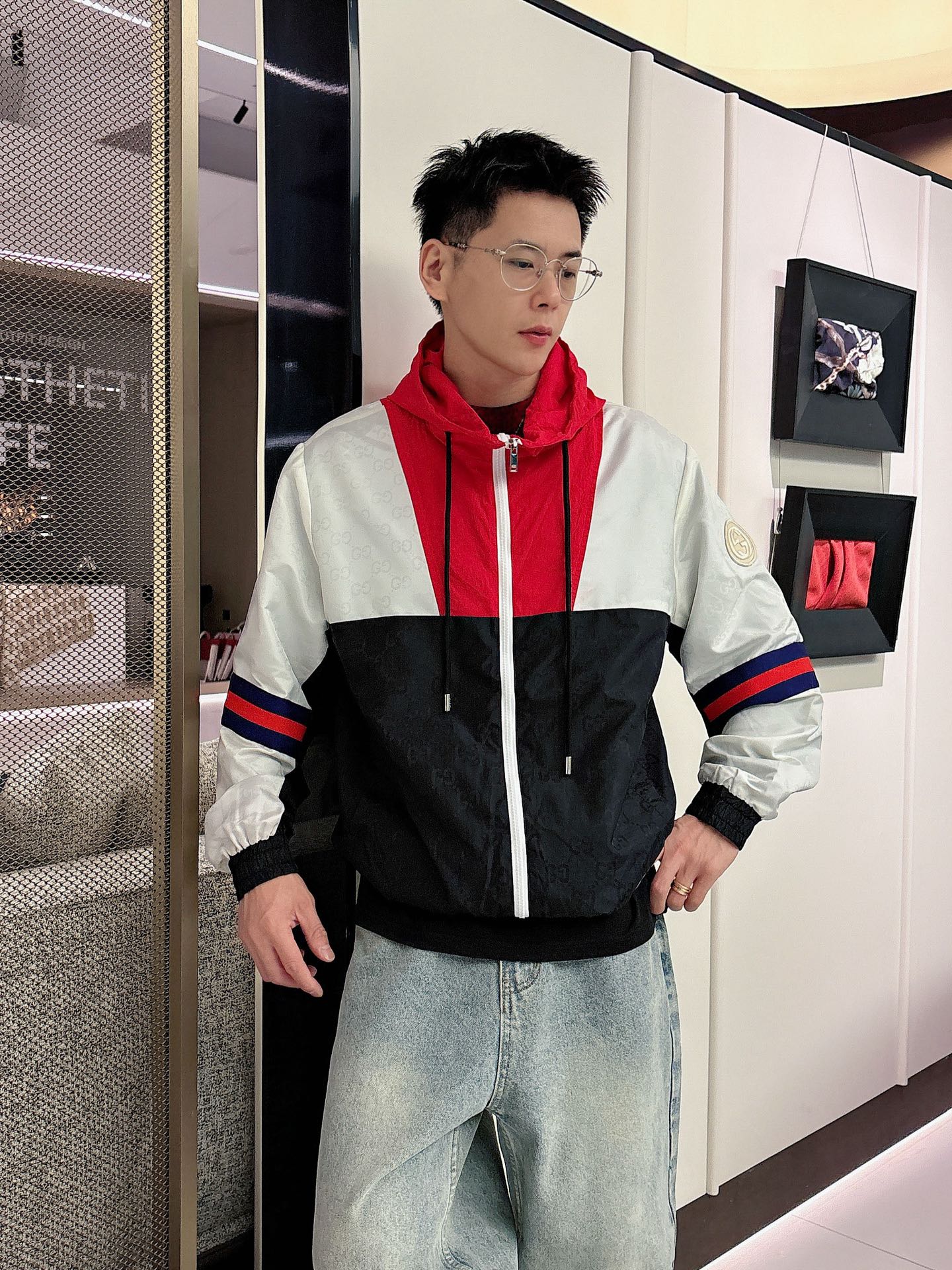 NO:711950,Supporting exchange after the year, Gucci's 2026 spring new jacket, the new product on the show is in perfect condition, comfortable and warm, complete with three labels, full and attractive color, very outstanding design, easily upgrades the fashion sense, extremely elegant and rigorous workmanship, neat and meticulous wiring!  A masterpiece from a famous designer!  The upper body does not look bloated and is super handsome!  Available sizes M ~ XXXL,,jackets & coats,jackets & coats,19860909支持年后退换, 古奇 2026开春新款夹克外套,秀场新品品相非常完美,舒适保暖,三标齐全色泽饱满诱人,非常出彩的设计,轻松将时髦感进阶,做工极为考究严谨,走线工整细致！大牌设计师巨作！上身不显臃肿、超级帅气！现货码数M ～ XXXL,,jackets & coats,jackets & coats,,Men's clothing