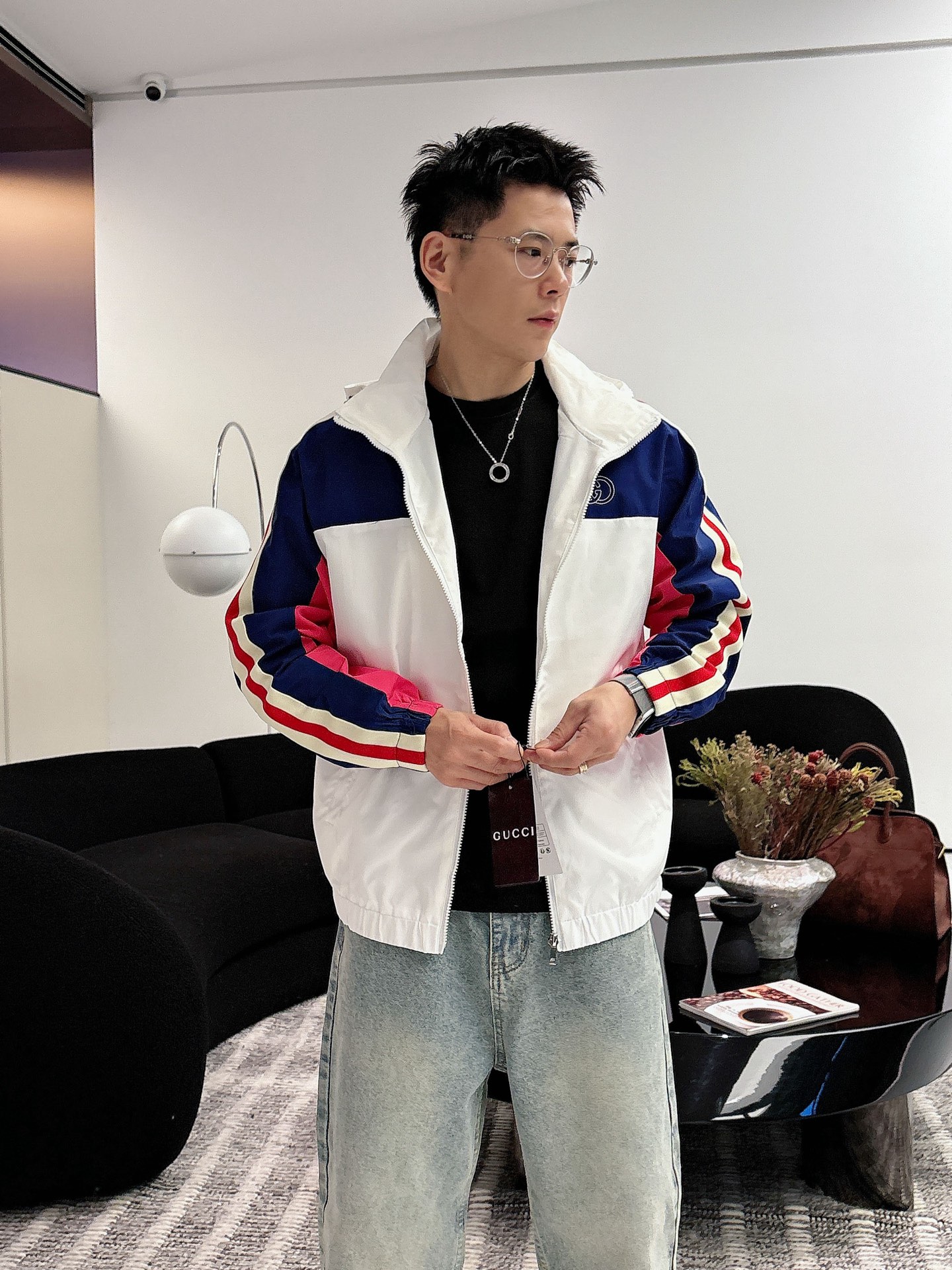 NO:595983,Gucci 2025 new autumn jacket, the new product on the show is in perfect condition, comfortable and warm, complete with three colors, full and attractive color, very outstanding design, easily upgrades the fashion sense, extremely elegant and rigorous workmanship, neat and meticulous wiring!  A masterpiece from a famous designer!  The upper body does not look bloated and is super handsome!  Available size M ~ XXXL,,jackets & coats,jackets & coats,alexander wang19860909古奇 2025秋季新款夹克外套,秀场新品品相非常完美,舒适保暖,三标齐全色泽饱满诱人,非常出彩的设计,轻松将时髦感进阶,做工极为考究严谨,走线工整细致！大牌设计师巨作！上身不显臃肿、超级帅气！现货码数M ～ XXXL,,jackets & coats,jackets & coats,alexander wang,Men's clothing