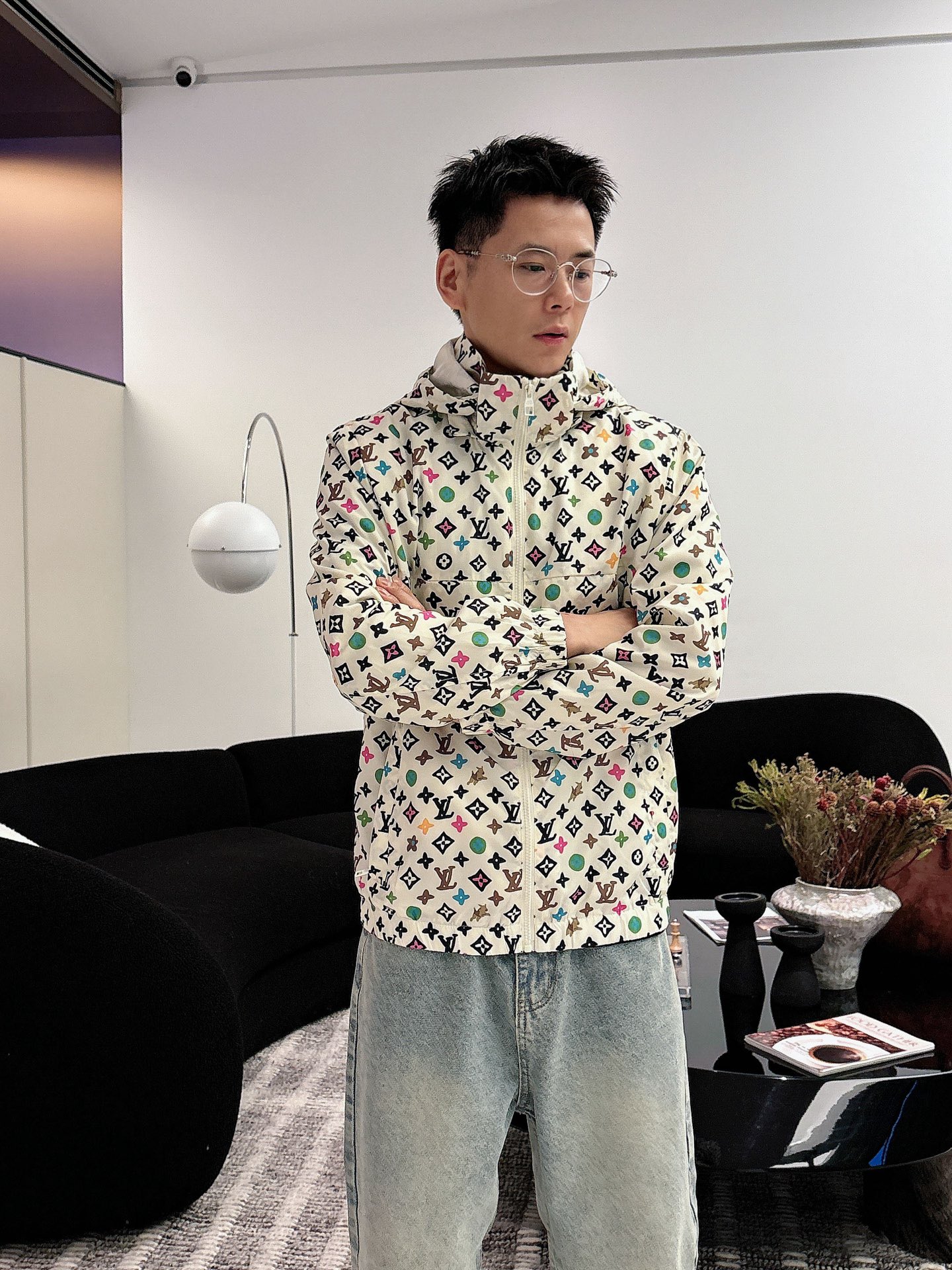 NO:595986,LV 2025 new autumn jacket, the new product on the show is in perfect condition, comfortable and warm, complete with three labels, full and attractive colors, very outstanding design, easily upgrades the fashion sense, extremely sophisticated and rigorous workmanship, neat and meticulous wiring!  A masterpiece from a famous designer!  The upper body does not look bloated and is super handsome!  Available sizes M ~ XXXL,,louis vuitton,jackets & coats,jackets & coats,alexander wang19860909LV 2025秋季新款夹克外套,秀场新品品相非常完美,舒适保暖,三标齐全色泽饱满诱人,非常出彩的设计,轻松将时髦感进阶,做工极为考究严谨,走线工整细致！大牌设计师巨作！上身不显臃肿、超级帅气！现货码数M ～ XXXL,,louis vuitton,jackets & coats,jackets & coats,alexander wang,Men's clothing