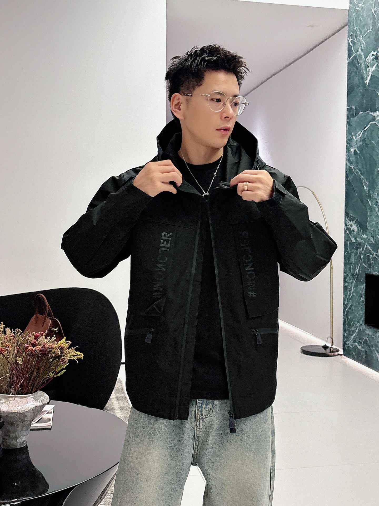 NO:595989,Mengkou 2025 new autumn jacket, the new product on the show is in perfect condition, comfortable and warm, complete with three labels, full and attractive color, very outstanding design, easily upgrades the fashion sense, extremely elegant and rigorous workmanship, neat and meticulous wiring!  A masterpiece from a famous designer!  The upper body does not look bloated and is super handsome!  Available sizes M ~ XXXL,,Moncler,jackets & coats,jackets & coats,alexander wang19860909蒙口 2025秋季新款夹克外套,秀场新品品相非常完美,舒适保暖,三标齐全色泽饱满诱人,非常出彩的设计,轻松将时髦感进阶,做工极为考究严谨,走线工整细致！大牌设计师巨作！上身不显臃肿、超级帅气！现货码数M ～ XXXL,,Moncler,jackets & coats,jackets & coats,alexander wang,Men's clothing