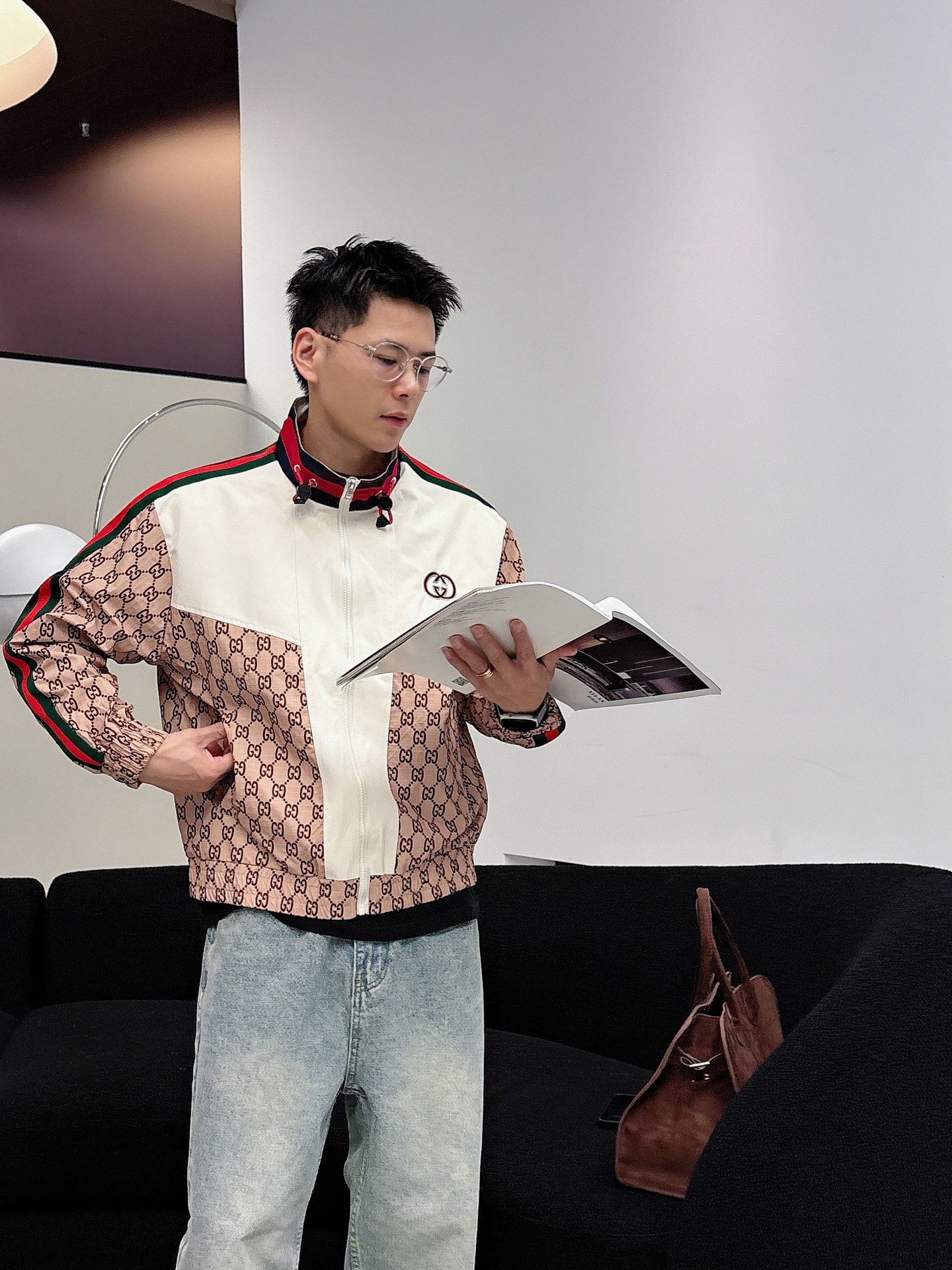 NO:595992,Gucci 2025 new autumn jacket, the new product on the show is in perfect condition, comfortable and warm, complete with three colors, full and attractive color, very outstanding design, easily upgrades the fashion sense, extremely elegant and rigorous workmanship, neat and meticulous wiring!  A masterpiece from a famous designer!  The upper body does not look bloated and is super handsome!  Available size M ~ XXXL,,jackets & coats,jackets & coats,alexander wang19860909古奇 2025秋季新款夹克外套,秀场新品品相非常完美,舒适保暖,三标齐全色泽饱满诱人,非常出彩的设计,轻松将时髦感进阶,做工极为考究严谨,走线工整细致！大牌设计师巨作！上身不显臃肿、超级帅气！现货码数M ～ XXXL,,jackets & coats,jackets & coats,alexander wang,Men's clothing